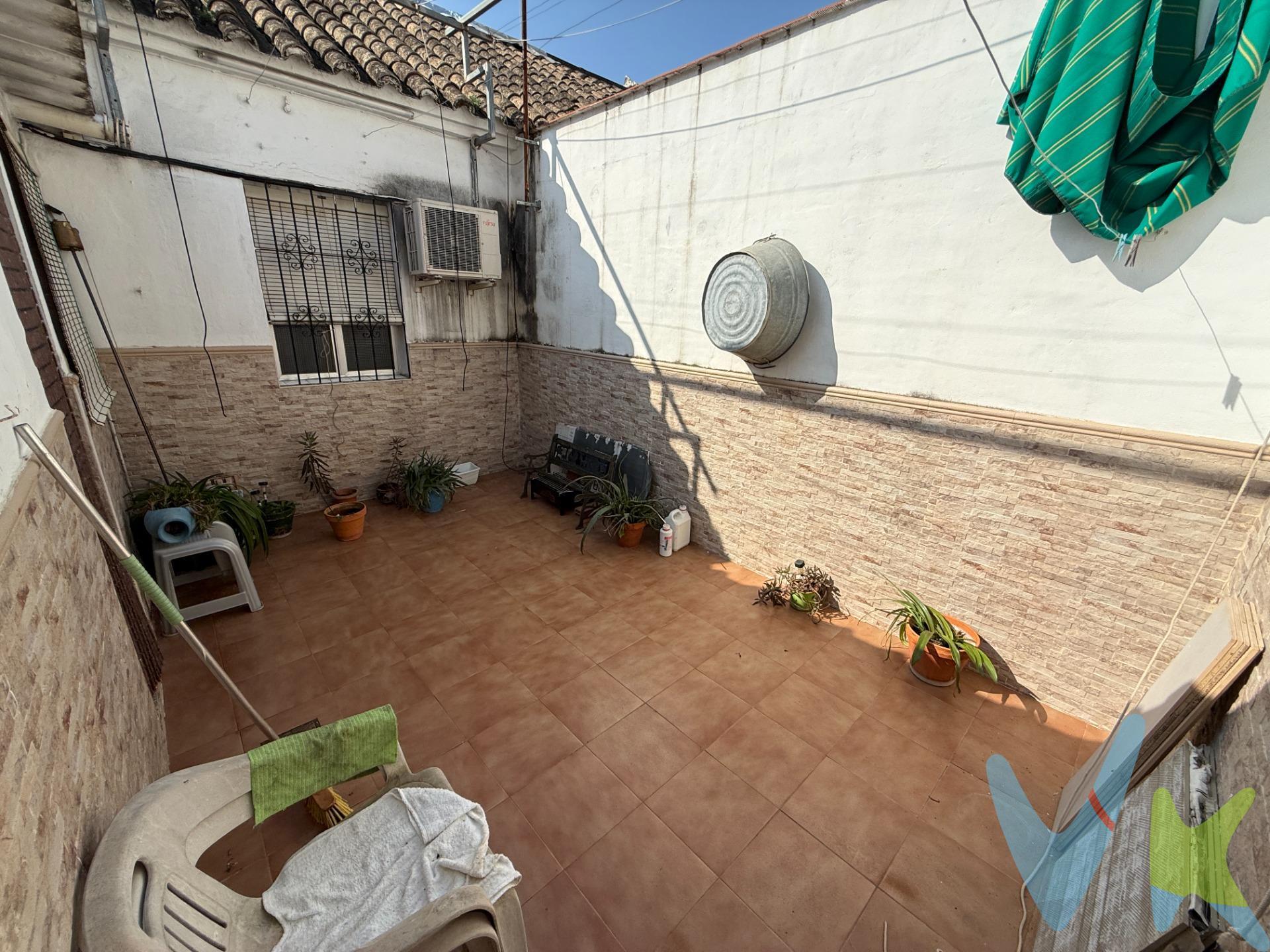 ¡¡En exclusiva!!  Excelente casa en cañero. DISTRIBUCIÓN Y CALIDADES. Casa en cañero con 81 m2 de solar totalmente rectangular, orientación sur (en acera de sol). Dos ventanas a la calle. Dispone de una distribución casi de origen, con dos dormitorios de similar tamaño, uno con ventana a la calle y otro con ventana al patio propio amplio recibidor salón, cuarto despensa, baño y cocina desde la que se accede a un bonito patio propio de casi 15 m2. OTROS DATOS DE INTERÉS. La casa se encuentra en buen estado de conservación y con posibilidad de poderse habitar sin ningún tipo de problema, pero sería recomendable una actualización o reforma a gusto del comprador de la misma. Magnífica ubicación dentro de la barriada de Cañero, Entre las calles Federico Mayo y don Teodomiro, Cerca de la plaza de Cañero. Próxima a parada de taxis y cerca de paradas de autobús urbano. Excelente situación y comunicacion dentro de Córdoba, con todos los servicios necesarios para tu día a día a tu alrededor: Colegios/institutos farmacias, centro de salud, guarderías, centro comercial Carrefour Zahira, …. INFORMACIÓN RELEVANTE. Para cumplir con la normativa vigente tenemos a disposición del cliente el Documento Informativo Abreviado (DIA) así como la información mínima solicitada en el artículo 31 de la Ley 12/2023, de 24 de mayo, por el Derecho a la Vivienda. Respecto al precio de venta indicado, éste, no tiene caducidad, y puede ser alterados sin previo aviso. En caso de venta, el precio corresponde únicamente al inmueble, sin incluir mobiliario, salvo se indique lo contrario, y de forma expresa. En cumplimiento de las obligaciones de información previstas en la Ley 10/2025, de 28 de diciembre, de servicios de atención a la clientela y transparencia, así como en la normativa sectorial vigente, se hace constar que el precio indicado NO INCLUYE los gastos e impuestos inherentes a la adquisición, los cuales se desglosan a continuación:. • Impuesto sobre Transmisiones Patrimoniales (ITP)(*): Se aplicará el tipo impositivo vigente en la Comunidad Autónoma de Andalucía (generalmente el 7%), sin perjuicio de tipos reducidos del 3,5%, 1,2% o 1% aplicables según las circunstancias personales del comprador o las características del inmueble. El impuesto se devenga sobre el Valor de Referencia de Catastro o el precio de venta, aquel que resulte superior. • Honorarios Agencia del comprador de 3.500 € más el 21% de IVA. • Gastos de Notaría: Los honorarios notariales se calcularán conforme al arancel oficial regulado en el Anexo I, del Real Decreto 1426/1989, de 17 de noviembre, por el que se aprueba el arancel Notarial. • Gastos de Registro: La inscripción en el Registro de la Propiedad se facturará según el arancel oficial establecido en el ANEXO I, del Real Decreto 1427/1989, de 17 de noviembre, por el que se aprueba el arancel Notarial. • Gastos de Gestión (Gestoría): Los honorarios por la tramitación administrativa, liquidación de impuestos e inscripción registral ascienden a unos 600€ aproximadamente (IVA incluido). (*)Para una información exhaustiva sobre el funcionamiento, tipos impositivos y bonificaciones del ITP en Andalucía, puede consultar el portal oficial de la Agencia Tributaria de la Junta de Andalucía. FINANCIACIÓN: Si lo desea, ponemos a su disposición un estudio profesional previo, gratuito y personalizado de financiación para la compra del inmueble. . . 