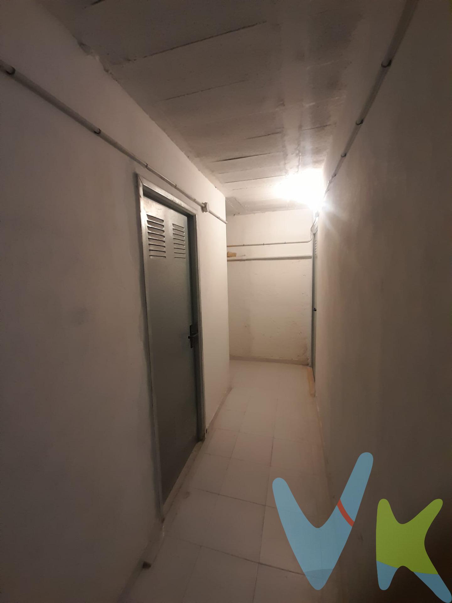 Trastero en avenida ana de viya, junto al antiguo Cementerio y Playa de la Victoria. Esta en sótano pero tiene ascensor para llegara al trastero. Es amplio se pueden guardar muchas cosas si se le ponen estanterias y se aprovecha mejor. Periodo de validez de la publicación 31/12/2026. Honorarios de agencia: 3% más IVA (21%) del precio de compraventa. Honorarios minimos estipulados de 1.000€ mas IVA (21%). Se hace constar que la agencia efectúa una labor de intermediación, y que las condiciones finales de la compraventa quedan sujetas a la aceptación expresa de la parte vendedora y formalización del contrato de compraventa. Gastos aproximados de comprador en concepto de Aranceles notariales y Registro de la Propiedad: 900 € - 1.500 €, variables según operación (Real Decreto 1426/1989 y Real Decreto 1427/1989). Operación sujeta a I.T.P. (7%) (Ley 5/2021, de 20 de octubre, de Tributos Cedidos de la Comunidad Autónoma de Andalucía). *Estimación tipos generales de gastos de compra según ley. Todos los porcentajes son aplicables sobre precio de compraventa del inmueble o valor de referencia catastral. Gastos particulares de financiación por cuenta de comprador no incluidos. Consulte con nosotros si tiene bonificaciones en su caso concreto, estaremos encantados de asesorarle con todo detalle. 