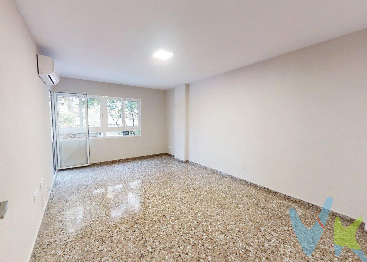 Una oportunidad única tanto para inversores como para quienes buscan un nuevo hogar. . Este piso, que cuenta con un contrato de alquiler vigente hasta octubre de 2026, ofrece la opción de reservarlo o comprarlo y cobrar las rentas del alquiler. . Descubre este espectacular piso totalmente reformado en 2021, con 116 m² construidos y 100 m² útiles, que ofrece un espacio ideal para disfrutar en familia. Con 4 habitaciones amplias y 2 baños modernos, este hogar es perfecto para quienes buscan comodidad y estilo. . El amplio salón comedor es el lugar perfecto para relajarse o recibir a amigos, mientras que la cocina independiente te permitirá preparar deliciosas comidas. . La joya de la vivienda es su gran terraza, un espacio exterior donde podrás disfrutar del clima y desconectar del ajetreo diario. Situado en la calle Fontanares, en el corazón del barrio de Patraix, estarás rodeado de todos los servicios necesarios: farmacias, centro médico, colegios, bancos y supermercados, todo a un paso. . Además, la estación de metro de Patraix se encuentra a solo 2 minutos caminando, facilitando tus desplazamientos por la ciudad. La vivienda está equipada con calefacción mediante bomba de frío/calor y aire acondicionado, garantizando tu confort en cualquier época del año. No dejes pasar ésta oportunidad. . ¡Las visitas están disponibles para interesados! . Ven a conocer tu futuro hogar en Patraix y disfruta de la calidad de vida que mereces. La venta de ésta propiedad se gestiona mediante contrato de EXCLUSIVA COMPARTIDA, donde más de 150 agencias colaboradoras tienen la ventaja de poder ofrecer a sus potenciales compradores este inmueble, lo que le garantiza un servicio de calidad, un trato fácil, sencillo y sin interferencias de terceros. Por este motivo, se ruega no molestar al propietario, a los ocupantes de la propiedad, a los vecinos o conserjes del edificio o urbanización si los hubiera. Si Usted es agencia inmobiliaria y tiene un cliente para éste inmueble, llámenos, estaremos encantados de colaborar en ésta y otras operaciones. No están incluidos los gastos de compra, honorarios de agencia e impuestos.