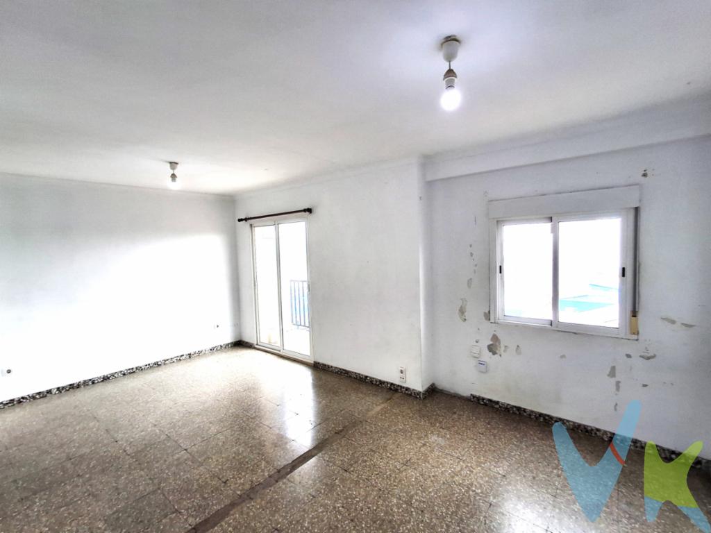 C/ Rio Genil a la altura de Av Constitución al 300 Está entre Tabernes Blanques y Alboraya cerca del CC Arena y el campo del Levante zona obrera- 2 habitaciones dobles - 1 habitacion indivudual - comedor de 20mts - balcon - cocina independiente 120.000EUR     