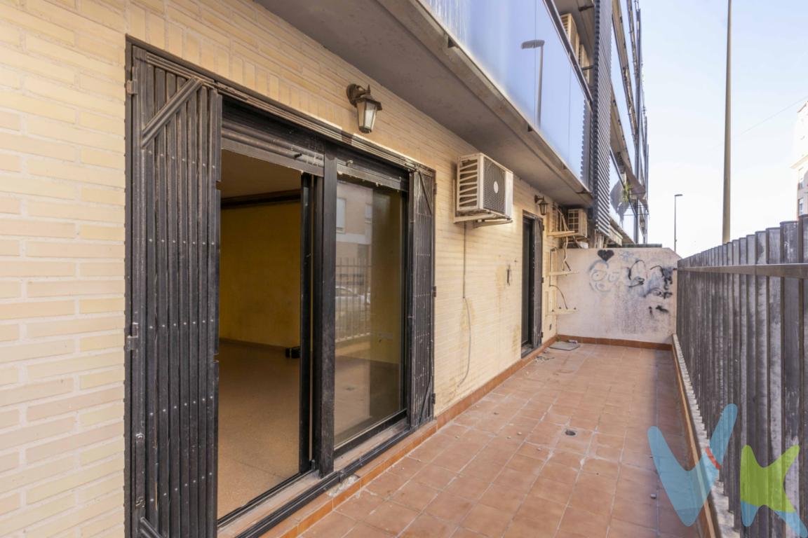 Piso de 2 Habitaciones con Terraza en Zona Avenida de Abril - 9 de OctubreEsta propiedad se localiza en una de las áreas más consolidadas de Sagunto, específicamente en la zona de la Avenida de Abril - 9 de Octubre. El inmueble se encuentra en la primera planta de un edificio de construcción contemporánea, datado en el año 2007, el cual dispone de ascensor . La vivienda presenta una superficie construida de 109 m² y una superficie útil de 86 m², optimizando el espacio en todas sus estancias.Distribución del InmuebleLa configuración interna de la vivienda separa claramente las zonas de día de las de descanso. El salón-comedor actúa como eje central, con dimensiones que permiten la diferenciación de ambientes y acceso directo a un balcón exterior. La cocina es de carácter independiente.Uno de los elementos más destacables de la propiedad es su terraza privada de 15 m², un espacio exterior de uso exclusivo que aporta un desahogo adicional a la vivienda. En cuanto a la zona de noche, el inmueble dispone de dos dormitorios dobles con capacidad para armariado. La vivienda cuenta con dos cuartos de baño completos, configurados para dar servicio tanto a la habitación principal como a las visitas y al segundo dormitorio.Calidades y EquipamientoEl inmueble, construido en 2007, presenta calidades técnicas acordes a su año de edificación. La carpintería exterior está realizada en aluminio, lo que garantiza la estanqueidad y el aislamiento frente a las inclemencias climáticas. El sistema de agua caliente sanitaria funciona mediante termo eléctrico.Los acabados interiores se mantienen en el estado original de construcción, con suelos de materiales resistentes y paramentos verticales en tonos neutros. Ubicación y ServiciosLa ubicación en la zona de Avenida de Abril - 9 de Octubre posiciona a esta vivienda cerca de los principales ejes comerciales y de servicios de Sagunto. El entorno dispone de una red de transporte público eficiente, con paradas de autobús en las inmediaciones que conectan con el resto del municipio y poblaciones colindantes.La zona está dotada de centros educativos, instalaciones deportivas, supermercados y centros de salud, lo que permite realizar la mayoría de las gestiones diarias sin necesidad de grandes desplazamientos. La proximidad a las vías principales facilita la salida hacia Valencia capital y Castellón, haciendo de esta propiedad una opción logística funcional para residentes que trabajen en áreas metropolitanas cercanas.Para concertar una visita o solicitar documentación adicional sobre las calidades técnicas de esta propiedad, contacte con nuestra agencia profesional. Estamos disponibles para agendar una cita según su disponibilidad.Se muestra a título informativo y no contractual. El precio no incluye lo siguiente: Honorarios de la agencia inmobiliaria, impuestos (IVA, ITP) y otros gastos de la Compraventa (notaria, gestoría y registro).