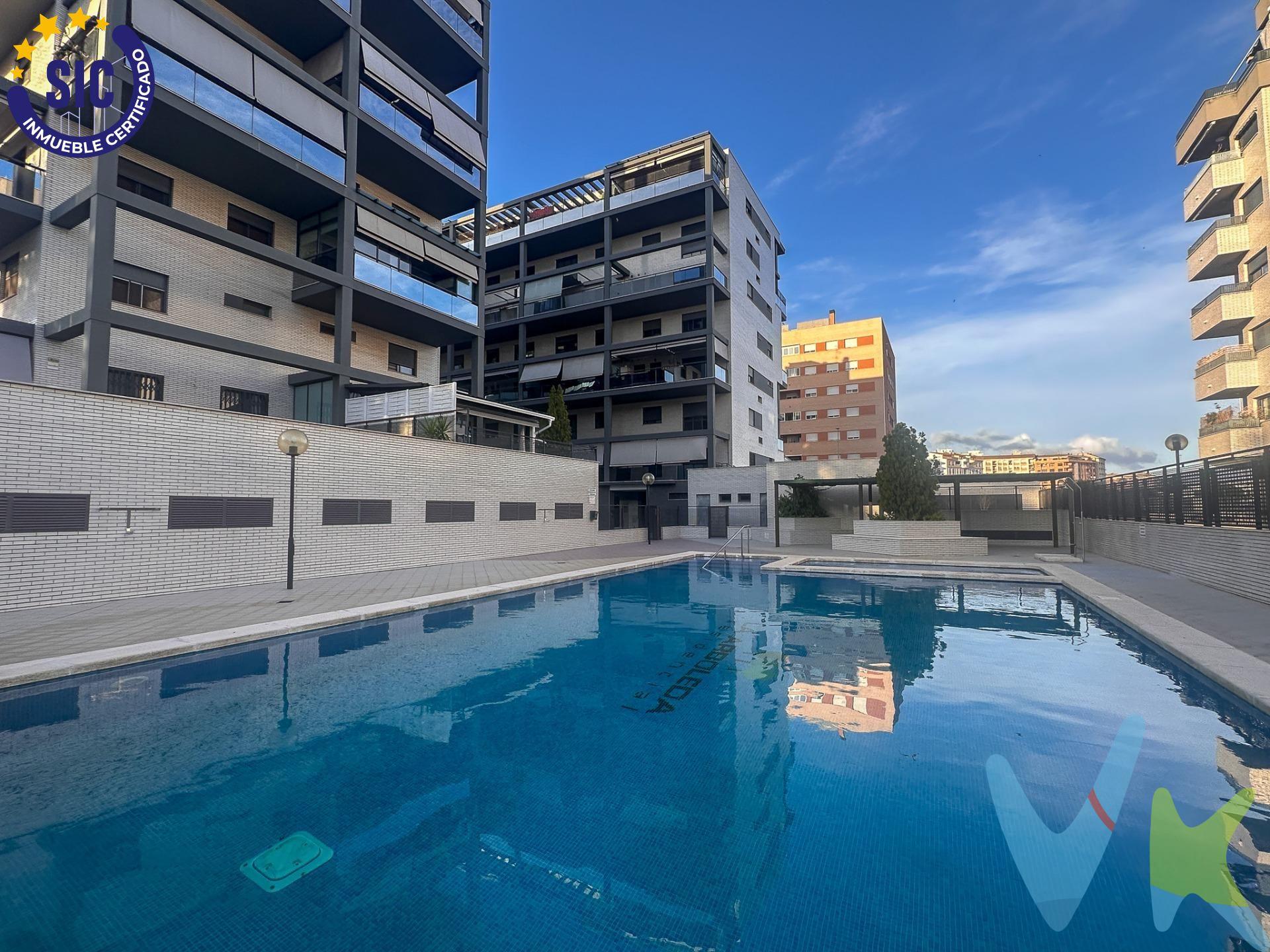 Este impresionante inmueble se encuentra ubicado en las plantas cuarta y quinta de un edificio moderno. Con una superficie construida total de 124 m², la distribución es muy funcional: al ingresar a la planta principal nos recibe un hall que da paso a un amplio comedor-salón luminoso con acceso directo a una magnífica terraza privada de 33 m², ideal para disfrutar del aire libre. La cocina destaca por su amplitud. En esta misma planta también encontramos dos acogedoras habitaciones dobles y un baño completo bien equipado. A la terraza podemos acceder desde el comedor-salón, la cocina y una de las habitaciones. La segunda planta alberga otras dos confortables habitaciones dobles; uno cuenta con baño en suite lo que proporciona mayor privacidad así como conveniencia adicional durante el día a día. Ambas estancias están dotadas con armarios empotrados ofreciendo soluciones prácticas para almacenamiento, en total tiene 5 armarios por toda la vivienda. El conjunto residencial ofrece atractivas comodidades tales como piscina comunitaria perfecta para relajarse o practicar deporte bajo el sol mediterráneo. Asimismo dispone dе dos plazas de garaje y uп trasterо. El inmueble se vende sin muebles ni electrodomésticos permitiendo personalizarla completamente según gustos. No pierdas la oportunidad de vivir en una zona muy demandada como puede ser Sensal.