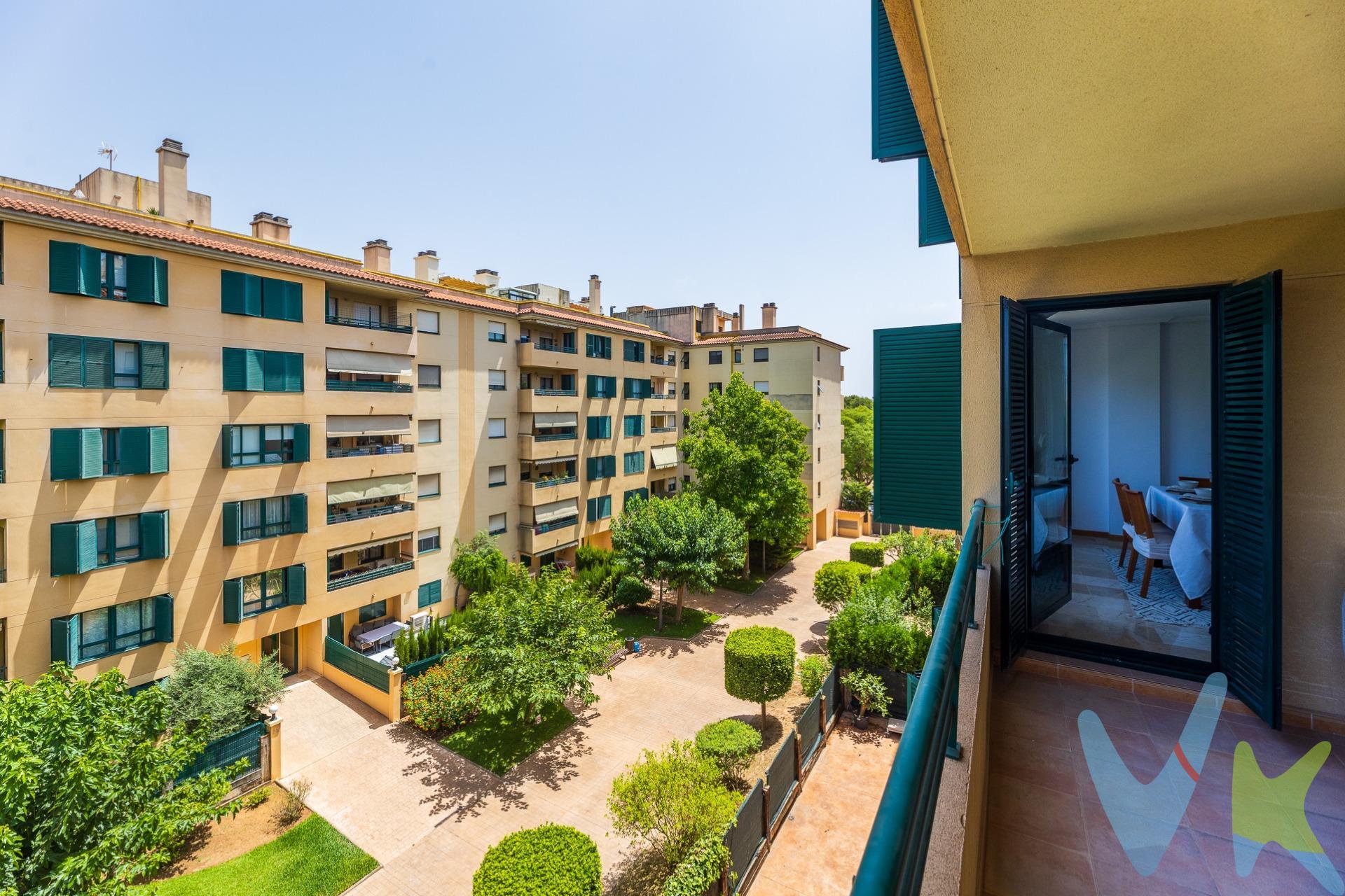 ZONA SON COTONER-SON DAMETO, c/ Juan Gris- ¿Eres una familia a la que le gustaría vivir cerca de todas las comodidades que ofrece el distrito Ponent sin renunciar a piso amplio, habitaciones dobles, zonas comunes cuidadas y servicios cercanos con los que poder desplazarte caminando o en bus? ¡Pues tenemos la vivienda perfecta para tu familia! . En este inmueble encontrarás: . -Superfície construida total de 158 m2 según catastro. -95 m2 útiles de vivienda en escrituras. -3 habitaciones AMPLIAS, donde tus hijos adolescentes pueden hacer vida. -Salón comedor amplio y LUMINOSO, con acceso a una terraza con vistas despejadas. -Cocina amueblada y equipada con electrodomésticos. -Galería independiente. -Dos baños con bañera y ventilación exterior, uno de ellos en suite. -Dormitorio principal con armario propio y baño con ventilación natural. -Semi amueblado. -POSEE A/A MEDIANTE SPLIT EN PARED Y CALEFACCIÓN POR GAS CIUDAD. -INCLUYE, ADEMÁS, una plaza de aparcamiento de 10 m2 y un trastero de 8 m2. **Zonas Comunes** Disfruta de amplias áreas de recreo con tus hijos, césped, jardín, PISTA DE PÁDEL, piscina comunitaria, PARQUE INFANTIL, mesa de PING PONG, y todo en un recinto vallado donde prima la seguridad de tu familia. . Crea una comunidad como las de antes, con tus vecinos y amigos, sin renunciar a la tranquilidad y con la cercanía del que sabe que está a un paso de todos los servicios de la capital Palmesana. . *El precio de venta (525.000 €) incluye los honorarios de agencia, asumidos por la propiedad. No incluye los impuestos ni los gastos de compraventa a cargo del comprador: ITP (Impuesto de Transmisiones Patrimoniales) con un tipo efectivo aproximado entre el 8% y el 10%, así como gastos notariales y registrales (en torno al 1%–1,5%). Importes orientativos sujetos a la normativa vigente y a las circunstancias particulares del comprador. 