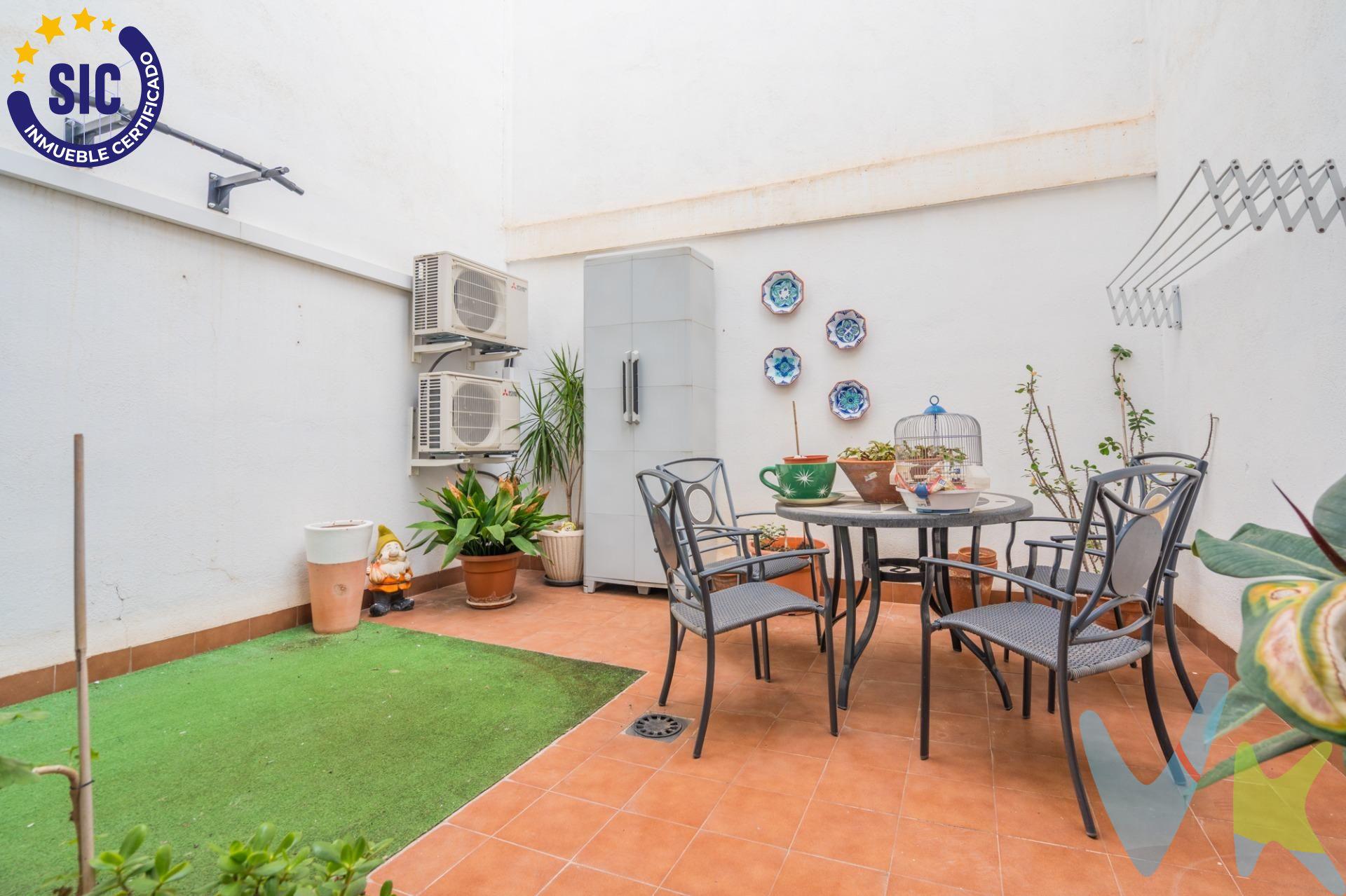 En la calle Verge del Lledó, en una zona tranquila y residencial de La Pobla de Vallbona, se encuentra este acogedor piso dúplex que destaca por su excelente distribución, su tranquilidad y sus agradables vistas a la montaña. La vivienda se distribuye en dos plantas. En la planta principal encontramos un recibidor que da acceso a una habitación principal, una segunda habitación y un baño completo, creando una zona independiente ideal para el descanso. Bajando a la planta inferior se sitúa la zona de día, con un amplio salón-comedor que cuenta con una generosa zona de armariada que aporta gran capacidad de almacenaje, cocina independiente, galería y un dormitorio principal con baño en suite. Tanto el salón como el dormitorio tienen acceso directo a una agradable terraza, perfecta para disfrutar del aire libre, relajarse o compartir momentos especiales. Se trata de una vivienda muy tranquila y silenciosa, con vistas despejadas a la montaña, muy bien conservada y con mejoras que hacen la vida diaria mucho más cómoda. . Además, para dar mayor comodidad, se vende con plaza de garaje y trastero. La Pobla de Vallbona es una de las poblaciones más demandadas del Camp de Túria por su calidad de vida. Ofrece todos los servicios necesarios en el día a día: colegios, supermercados, comercios de proximidad, centros deportivos, zonas verdes, restauración y buena conexión con Valencia tanto por autovía como por transporte público. Un entorno ideal para quienes buscan tranquilidad sin renunciar a la comodidad y cercanía de la ciudad. Una vivienda pensada para disfrutar de la calma, el espacio y el entorno natural. -------. Por mandato expreso del propietario, comercializamos este inmueble en exclusiva, lo que le garantiza el acceso a toda la información, a un servicio de calidad, un trato fácil, sencillo y sin interferencias de terceros. Por este motivo, se ruega no molestar al propietario, a los ocupantes de la propiedad o a los vecinos. Muchas gracias por su comprensión. Si usted es agente inmobiliario y tiene un cliente para este inmueble, llámenos.