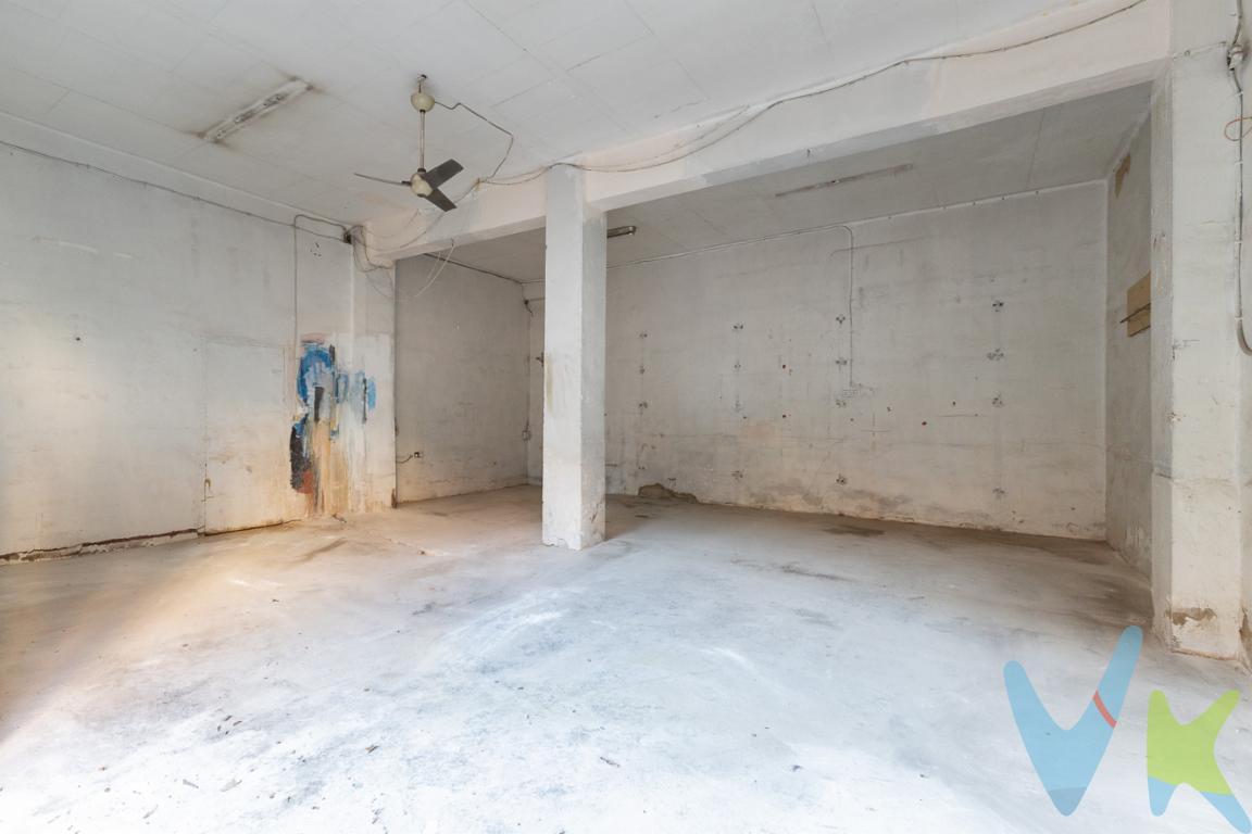 Local comercialEn el corazón de Valencia, se presenta una extraordinaria oportunidad de inversión con la venta de este local comercial. Con una ubicación privilegiada, este inmueble ofrece una excelente potencial para cualquier tipo de actividad comercial que desee establecer. Situado en un barrio bien comunicado, los beneficios de poseer un local en esta zona son múltiples, desde la gran afluencia de peatones hasta la facilidad de acceso en transporte público.Este local, con una superficie útil de 59 metros cuadrados y 65 metros cuadrados construidos, brinda un espacio versátil y adaptable a diversas necesidades comerciales. Su distribución permite optimizar cada metro cuadrado para maximizar el rendimiento de su negocio.  Puesta enrollable y escaparate.En los alrededores, encontrará una variedad de negocios y servicios que complementan el entorno comercial de este local. Desde tiendas minoristas hasta restaurantes y cafeterías, la vibrante comunidad empresarial de la zona añade un valor significativo a este inmueble. Además, el flujo constante de personas aumentando el potencial de su negocio para atraer a nuevos clientes que transitan por los alrededores cada día.El local está preparado para recibir una renovación que le permita adecuarse a las expectativas específicas de su empresa. Las posibilidades son infinitas y personalizar el espacio según sus requerimientos hará que pueda destacar y diferenciarse de la competencia. La amplitud del espacio interior, junto con su luminosidad, crea un entorno acogedor y atractivo.Para los inversores, este local comercial representa una oportunidad excepcional para adquirir un patrimonio en un área con alta demanda y apreciación continua en el mercado inmobiliario. La inversión inicial se ve claramente compensada por el potencial de rentabilidad que este inmueble puede ofrecer a medio y largo plazo.No tiene instalaciones ni de agua ni de electricidad, así como faltaría la conexión a la red de alcantarillado (que es sencilla pues la tiene en la misma puerta del localLe invitamos a visitar este local para apreciar todo su potencial en persona. Puede ponerse en contacto para organizar una visita y descubrir por sí mismo cómo este espacio puede ser el escenario perfecto para su proyecto. Esta es la oportunidad que estaba esperando para hacer realidad sus sueños comerciales en una de las ciudades más vibrantes de España.Ven a verla, te gustará. La información arriba indicada es meramente informativa y expuesta a posibles erratas o errores por lo que no supone relación contractual alguna.Agencia Registrada con el Nº 1.383 en el Registro Obligatorio de Agentes Inmobiliarios de la Comunitat Valenciana. Puede consultar en la web de la GVA. La oferta está sujeta a cambios de precio o retirada del mercado sin previo aviso. Este anuncio en su conjunto, incluyendo textos, fotos, imágenes o cualquier otro contenido del mismo, no es vinculante dado que la información es ofrecida por terceros y puede contener errores. Se muestra a título informativo y no contractual... El precio no incluye lo siguiente: Honorarios de la agencia inmobiliaria que son de tres mil euros más el 21% de IVA para la parte compradora, impuestos (IVA, ITP) y otros gastos de la Compraventa (notaria, gestoría y registro). Por mandato expreso del propietario, comercializamos este inmueble en exclusiva, lo que le garantiza el acceso a toda la información, a un servicio de calidad, un trato fácil, sencillo y sin interferencias de terceros. Por este motivo, se ruega no molestar al propietario, a los ocupantes de la propiedad o a los vecinos. 
