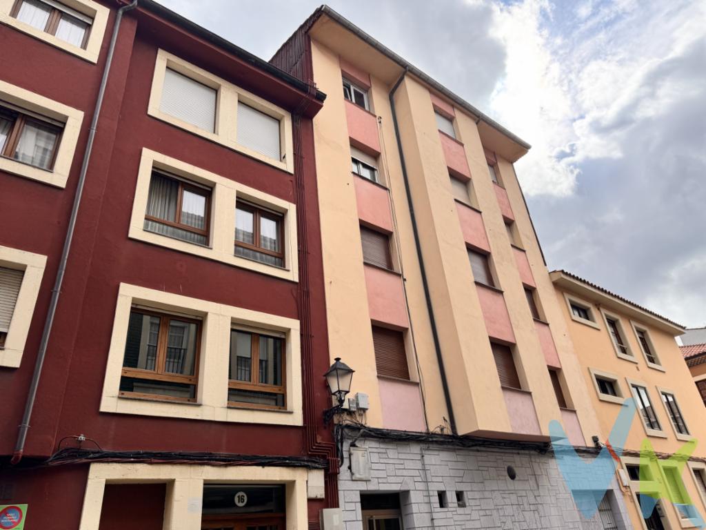 Piso en Cimadevilla a 100 m del Cerro, para reformar íntegramente a su gusto, piso por planta, 2 dormitorios, salón, cocina y baño, piso claro y luminoso, muchas posibilidades, con muy buena distribución y muy bien aprovechado, ideal para hacer (SALÓN - COCINA, 2 DORMITORIOS Y BAÑO), a un paso de la playa San lorenzo, Puerto Deportivo, el centro, edificio en buen estado, se va a pintar la escalera del edifico, estructura de hormigón, zona tranquila sin bares, infórmese !! 