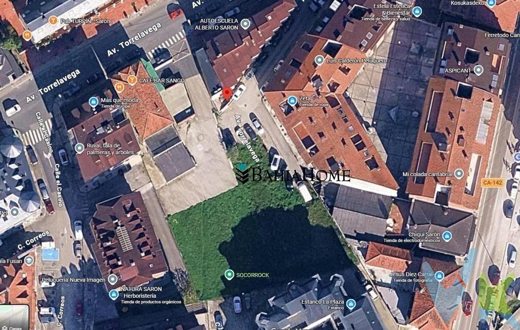Terreno urbano en venta en plena Avenida de Torrelavega, una de las principales arterias de Sarón. Una ubicación con visibilidad, buen acceso y rodeada de todos los servicios, ideal para desarrollar un proyecto residencial actual en una zona con crecimiento constante. Qué lo hace interesante ✨. 📍 Ubicación en avenida principal, con gran visibilidad y fácil acceso. 🏗️ Ordenanza SU-3A: pensada para residencial de densidad media. 🌆 Entorno urbano consolidado, con servicios y vida diaria a pie. 🧩 Posibilidad de desarrollar un proyecto versátil (residencial + otros usos compatibles). Datos urbanísticos clave 📐. 🏘️ Clasificación: Suelo urbano. 🏗️ Altura máxima: Bajo + 3 plantas + ático (12 m). 📊 Ocupación máxima: 30% de la parcela. 📏 Fachada máxima: 40 metros. ↔️ Separación entre edificaciones: 12 metros. 📐 Retranqueos:. 6 m a colindantes (si hay huecos). 8 m desde eje de vial. 🛗 Ascensor obligatorio. ✔️ Sótanos y bajo cubierta no computan. ✔️ Posibilidad de vuelos según anchura de la calle. Posibilidades de desarrollo 🏡. ✔️ Edificio de viviendas plurifamiliares. ✔️ Residencial con locales comerciales en planta baja. ✔️ Proyecto mixto (vivienda + oficinas o servicios). Una parcela que permite plantear un producto moderno, funcional y bien adaptado a la demanda actual. Entorno y conexiones 🚗🛣️. 📍 Ubicación céntrica dentro de Sarón. 🛒 Servicios, comercios y supermercados cercanos. 🏫 Equipamientos educativos en la zona. 🚗 Buena conexión con Santander y Torrelavega. Ideal para 👇. 🏢 Promotores que busquen desarrollar vivienda en una zona con demanda. 🧱 Proyectos residenciales de tamaño medio, bien ubicados y funcionales. 🌆 Desarrollos que combinen vivienda y actividad en planta baja. Una parcela con ubicación, normativa clara y muchas posibilidades para desarrollar un proyecto sólido y atractivo. 📲 Solicita más información o documentación urbanística sin compromiso. ¿Lo vemos?