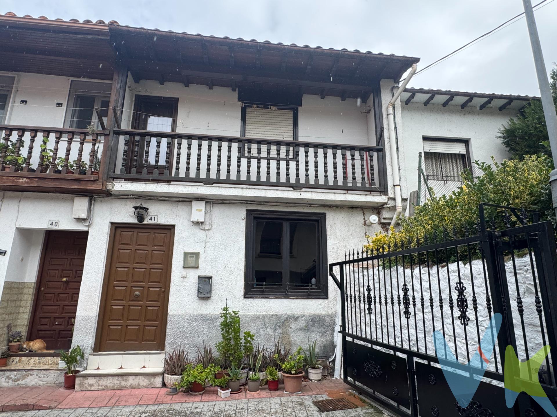 Casa adosada con parcela en Somahoz – Gran oportunidad para reformar. Descubre esta acogedora casa adosada de dos plantas ubicada en Somahoz, a tan solo 5 minutos de Los Corrales de Buelna. Una propiedad con mucho potencial, ideal para quienes desean crear el hogar de sus sueños en un entorno tranquilo, poblado y bien comunicado. La vivienda cuenta con una parcela privada situada en la parte trasera, perfecta para disfrutar al aire libre, diseñar un jardín o crear una zona de ocio y descanso. En la planta baja, encontrarás:. Una cocina con acceso directo a la parcela. Salón principal amplio y luminoso. Una salita ideal como comedor o espacio de relax. Baño completo y pasillo distribuidor. En la planta superior, la zona de descanso dispone de:. Tres habitaciones, todas con luz natural y buen tamaño. Baño completo. Balcón, perfecto para disfrutar de las vistas y del entorno. Ubicación y entorno. Situada en una zona tranquila y con vecinos, esta casa ofrece la calma de un entorno rural sin renunciar a la comodidad de tener todos los servicios a pocos minutos. 5 minutos de Los Corrales de Buelna, donde encontrarás comercios, colegios, transporte y todos los servicios necesarios. Fácil acceso a las principales vías de comunicación. Gran potencial de reforma. La vivienda necesita reforma, lo que la convierte en una excelente oportunidad para adaptarla a tu estilo y necesidades, ya sea como vivienda habitual, casa de vacaciones o inversión.
