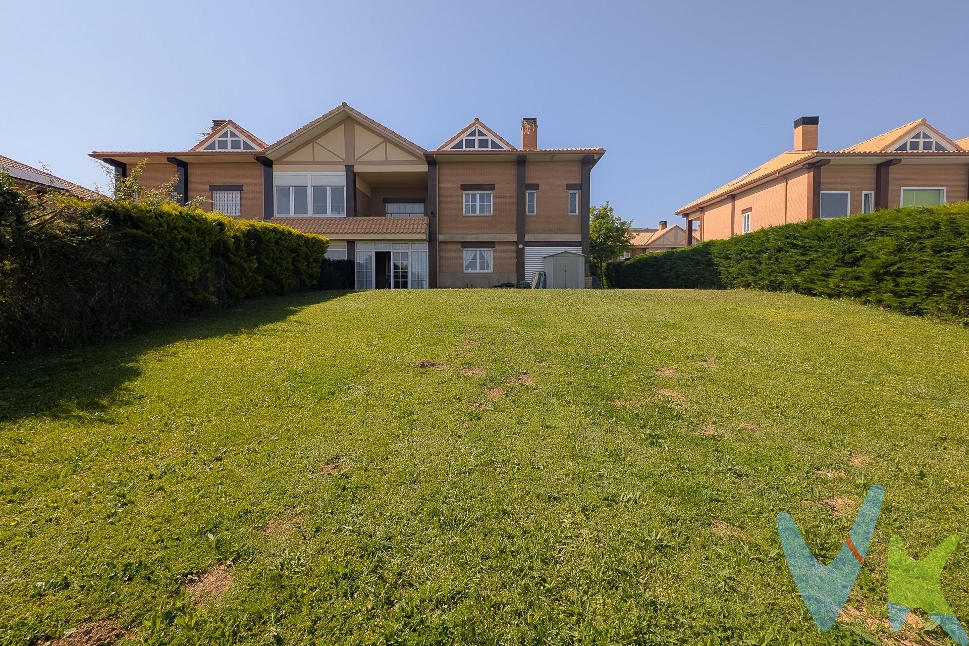 Se vende este Espectacular chalet adosado en esquina ubicado en Zariquiegui, con una superficie construida de 380 m² (362 m² útiles) y asentado sobre una parcela de 842 m². Una vivienda amplia, luminosa y perfecta para disfrutar de la tranquilidad sin renunciar a la cercanía de la ciudad. - Distribución:. Planta baja:. Amplio garaje de 32 m². Cocina independiente de 11 m² con despensa de 3,25 m². Gran salón con chimenea de 36 m². Comedor independiente de 11,60 m². Dormitorio de 11,60 m². Aseo de cortesía. Terraza acristalada ideal para disfrutar durante todo el año. Primera planta:. Dormitorio principal de 16,50 m² con baño en suite (con bañera), vestidor de casi 6 m² y acceso a terraza de 10 m². Dos dormitorios adicionales de 12,10 m² y 11,80 m². Baño completo con bañera. Amplio despacho de 23,50 m², ideal para teletrabajo o zona de estudio. Ático:. Espacio diáfano de 115 m², completamente acondicionado, con ventanas Velux. Perfecto como zona de juegos, gimnasio, estudio o sala polivalente. - Características adicionales:. Calefacción y agua caliente mediante caldera individual de gas ciudad. Amplio jardín privado, ideal para disfrutar con familia y amigos. Vivienda en excelente estado, lista para entrar a vivir. Una oportunidad única para quienes buscan amplitud, privacidad y calidad de vida en un entorno natural, con todos los servicios de Pamplona a tan solo unos minutos. ¿Quieres realizar una visita? ¡Llámanos y te lo enseñamos encantados!. (Los datos proporcionados son meramente informativos y no tienen valor contractual. El precio de venta indicado no incluye impuestos ni gastos de transmisión). 