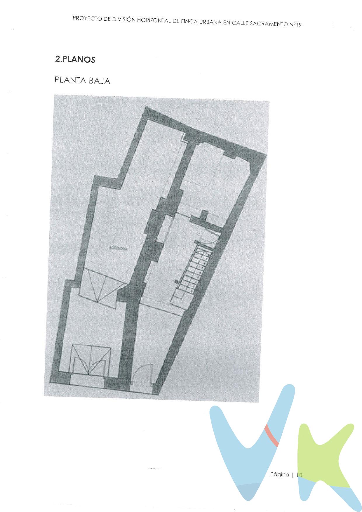 Local junto a una de las calles más comerciales y con más tránsito comercial del centro histórico, en pleno corazón de Cádiz. Su ubicación lo convierte en una opción ideal para comercio o proyecto que busque visibilidad, encanto y exclusividad. El local destaca por contar con uso privativo de patio, un valor diferencial muy difícil de encontrar en la zona. Por mandato expreso del propietario, comercializamos este inmueble en exclusiva, lo que le garantiza el acceso a toda la información, a un servicio de calidad, un trato fácil, sencillo y sin interferencias de terceros. Por este motivo, se ruega no molestar al propietario, a los ocupantes de la propiedad o a los vecinos. Muchas gracias por su comprensión. Si usted es agente inmobiliario y tiene un cliente para este inmueble, llámenos.  .  .  Informamos a nuestros clientes de que los gastos de notaría, registro, gestaría, impuestos y los honorarios de la agencia no están incluidos en el precio. A su vez, disponemos del documento informativo abreviado de la propiedad (según decreto 218/2005, del 11 de octubre) y de seguro de caución, para la protección del dinero entregado como señal para la reserva de una vivienda o inmueble.