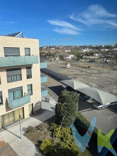 Presentamos un estupendo apartamento asistencial, listo para entrar a vivir. Esta propiedad cuenta con dos acogedoras habitaciones, una de ellas equipada con armario empotrado de pared a pared y un baño completo que incluye ducha geriátrica. La cocina se encuentra completamente amueblada y lista para su uso diario. El ventanal del salón permite la entrada abundante de luz natural e incorpora persiana eléctrica para mayor comodidad. El sistema de calefacción es centralizado pero dispone de contador individual en el apartamento, garantizando así confort térmico personalizado. Las puertas correderas están diseñadas especialmente para facilitar los accesos mediante sillas adaptativas. Ubicado dentro del prestigioso complejo PROFUTURO, este edificio está concebido específicamente para personas mayores de 50 años y ofrece servicios integrales que aseguran una alta calidad en vida diaria: atención por parte del personal especializado como conserjes disponibles las 24 horas; botón auxiliar en habitación ante cualquier eventualidad como caídas; consultas regulares por enfermería o fisioterapia según sea necesario; además servicio adicional incluido limpieza periódica y restaurante ofreciendo menús diarios asequibles. Los residentes también tienen acceso a instalaciones recreativas tales como biblioteca bien surtida, gimnasio equipado adecuadamente y capilla tranquila entre otros espacios comunitarios destinados al bienestar social.- Se incluyen amplia plaza garaje privada junto trastero ubicado estratégicamente en sótano conectado cómodamente vía ascensor. La venta se realiza bajo modalidad de cesión de derecho de uso permanente, asegurando tranquilidad jurídica. El  precio publicado en este anuncio no incluye gastos de Notaria, Registro de la Propiedad, impuestos de Transmisiones Patrimoniales y AJD. Honorarios de Intermediación Inmobiliaria: A cargo del vendedor.