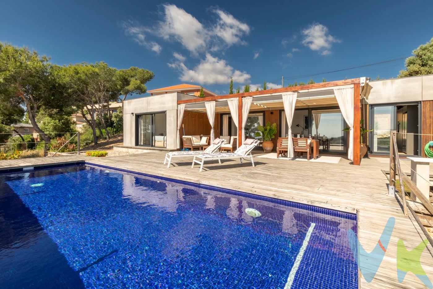 ¿Buscas una casa lista para entrar a vivir, rodeada de naturaleza, con privacidad, sol y un exterior de película?. Bienvenido a esta espectacular vivienda unifamiliar de una sola planta, ubicada en la zona residencial de Costa Cunit, a pocos minutos de la playa y perfectamente conectada con Barcelona y Tarragona. 📐 90 m² construidos | Parcela de 1.348 m². 🛏 2 habitaciones dobles. 🛁 1 baño completo. 🌞 40 m² de terraza y piscina privada de 24 m². 🌿 Zona ajardinada, barbacoa, pérgola y mucho más. Esta casa fue construida en 2018 y está semi-nueva y lista para disfrutar. Se distribuye en un amplio salón-comedor con cocina abierta, lleno de luz natural y con salida directa al exterior. Las dos habitaciones son espaciosas y cómodas, y el baño ha sido diseñado con estilo moderno y funcional. El exterior es un verdadero lujo mediterráneo: más de 1.300 m² de parcela con jardín, piscina propia, zona chill-out bajo pérgola, comedor de verano, espacio de barbacoa, lavadero independiente y múltiples rincones para relajarte, disfrutar y vivir. ✔️ Aire acondicionado por conductos. ✔️ Cerramientos de calidad. ✔️ Armarios empotrados. ✔️ Zona tranquila y con privacidad total. ✔️ Una propiedad pensada para quienes buscan calidad de vida, espacio, luz y aire libre, una segunda residencia de ensueño o una inversión de altísimo nivel. 💶 Licencia Turística, con una rentabilidad bruta (2024) de aprox. 10% (documentada). 📍 Cunit (Costa Cunit - Urbanización tranquila y consolidada). . 📞 Llámanos al 936 885 758 o escríbenos a hola@factorimmobiliari.com y agenda tu visita. En Factor Immobiliari, esto va de personas… y de casas como esta. _________________________________________________________. Nota: en los importes indicados no se hayan incluidos los impuestos y tasas aplicables a la compra o alquiler del bien inmueble, ni los gastos asociados al traspaso de la licencia turística. Las fotografías, videos, planos y demás documentación gráfica pueden no corresponder con la realidad actual, así como los metrajes y superficies, y no tienen carácter contractual. Salvo indicación contraria, los muebles y equipamiento que aparecen en el anuncio no están incluidos en el precio. La vivienda dispone de Certificado Energético y Cédula de Habitabilidad vigentes.
