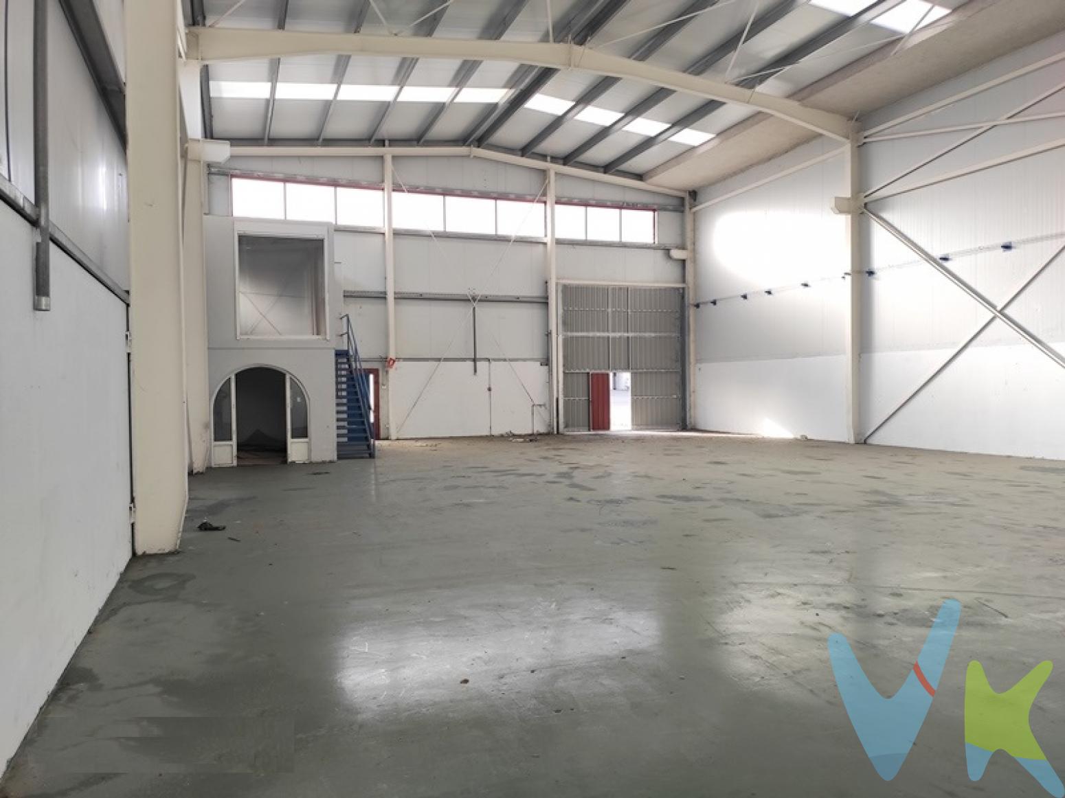 Moderna nave de 1045 m² de dos plantas de 520 m². Perfecta situación en el Polígono de Barros. Construída en hormigón y forjado, apto para gran tonelaje.Tiene acceso para vehículos en las dos plantas (a dos calles). Dispone de oficinas y baños en las dos plantas. Hueco para instalación de montacargas. Protección antiincendios. Ideal para logística y automoción. Gran oportunidad para inversión. Solicite visita cuanto antes, no deje pasar esta oportunidad.