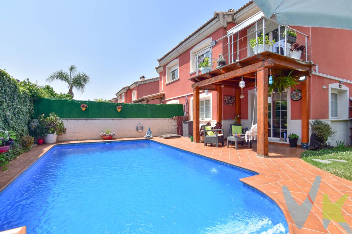  Te presentamos esta oportunidad de adquirir una casa en la localidad de La Pobla de Vallbona. Esta propiedad es ideal tanto para familias como para parejas que buscan comodidad y tranquilidad en un ambiente privilegiado. Construida en el año 2007, la casa se distingue por la calidad de sus materiales y su diseño moderno.Con una superficie construida de 190 metros cuadrados y 132.75 metros útiles, la propiedad dispone de un espacio muy bien distribuido. Al ingresar, encontrará un amplio salón que invita a disfrutar de momentos de relajación y convivencia. Este espacio se complementa con una terraza donde las vistas despejadas hacen que el amanecer sea un espectáculo diario.La funcionalidad de la casa se refleja en sus dos habitaciones dobles, una de ellas con salida a un espacioso balcón, pensadas para ofrecer el máximo confort. El diseño de estas estancias asegura una atmósfera acogedora, perfecta para el descanso. Además, cuenta con un aseo bien equipado que maximiza la comodidad de los residentes y un baño completo de 15 metros cuadrados junto a los dormitorios.Uno de los grandes atractivos de esta residencia es su espléndida piscina privada, ideal para refrescarse durante los cálidos días de verano. Junto a esta, un área ajardinada proporciona un entorno natural en el que relajarse y disfrutar de la vida al aire libre. La combinación de ambos elementos transforma el patio trasero en un oasis personal. La urbanización cuenta con zona de piscina comunitaria, parques, jardines y zona de actividades deportivas. Para mayor conveniencia, la casa incluye un garaje espacioso con puerta motorizada. Este garaje no solo garantiza el resguardo de su vehículo, sino que también ofrece espacio adicional para almacenamiento, un detalle de gran utilidad en el día a día. Asimismo, la propiedad cuenta con sistema de alcantarillado, descalcificador general, 6 placas solares, cuarto exclusivo para lavandería y chimenea en el área del salón asegurando así el mejor estado de funcionamiento de las instalaciones.Si lo deseas, la casa se vende totalmente equipada de muebles y electrodomésticos completamente nuevos para que la mudanza a tu nuevo hogar sea en un abrir y cerrar de ojos.Situada en una zona estratégica ya que cuenta con la tranquilidad de la urbanización pero a tan solo 24 minutos de la playa más próxima, la playa de Port Saplaya. También a escasos 5 minutos tienes a tu disposición el Centro Comercial El Osito y conectado a innumerables rutas de montaña para pasar un día excepcional al aire libre. La estación de metro más cercana está a pie a tan solo 20 minutos caminando si no dispone de vehículo para poder trasladarse, haciendo de esta ubicación un lugar práctico para aquellos que necesitan desplazarse regularmente o simplemente disfrutar de las ofertas culturales y comerciales de la ciudad. Cada rincón de esta propiedad ha sido diseñado pensando en la comodidad y el bienestar de sus ocupantes. La distribución del espacio y los detalles de acabado reflejan un equilibrio perfecto entre funcionalidad y estética, lo que se suma a la atractiva propuesta que representa esta casa.Esta es una oportunidad que merece la pena explorar en primera persona. Una visita le permitirá apreciar el ambiente cálido y acogedor que no se percibe completamente a través de fotografías o descripciones. En resumen, esta residencia ofrece una alta calidad de vida, en un entorno inmejorable, listo para convertirse en el hogar de sus sueños.¡¡Ven a visitar esta espectacular vivienda, te está esperando!!**Agencia Registrada con el Nº 89 en el Registro Obligatorio de Agentes Inmobiliarios de la Comunitat Valenciana. Puede consultar en la web de la GVA.La oferta está sujeta a cambios de precio o retirada del mercado sin previo aviso. Este anuncio en su conjunto, incluyendo textos, fotos, imágenes o cualquier otro contenido del mismo, no es vinculante dado que la información es ofrecida por terceros y puede contener errores. Se muestra a título informativo y no contractual. El precio no incluye lo siguiente: Honorarios de la agencia inmobiliaria, impuestos (IVA, ITP) y otros gastos de la Compraventa (notaria, gestoría y registro).Por mandato expreso del propietario, comercializamos este inmueble en exclusiva, lo que le garantiza el acceso a toda la información, a un servicio de calidad, un trato fácil, sencillo y sin interferencias de terceros. Por este motivo, se ruega no molestar al propietario, a los ocupantes de la propiedad o a los vecinos. Muchas gracias por su comprensión. Si usted es agente inmobiliario y tiene un cliente para este inmueble, llámenos: estaremos encantados de colaborar.** 
