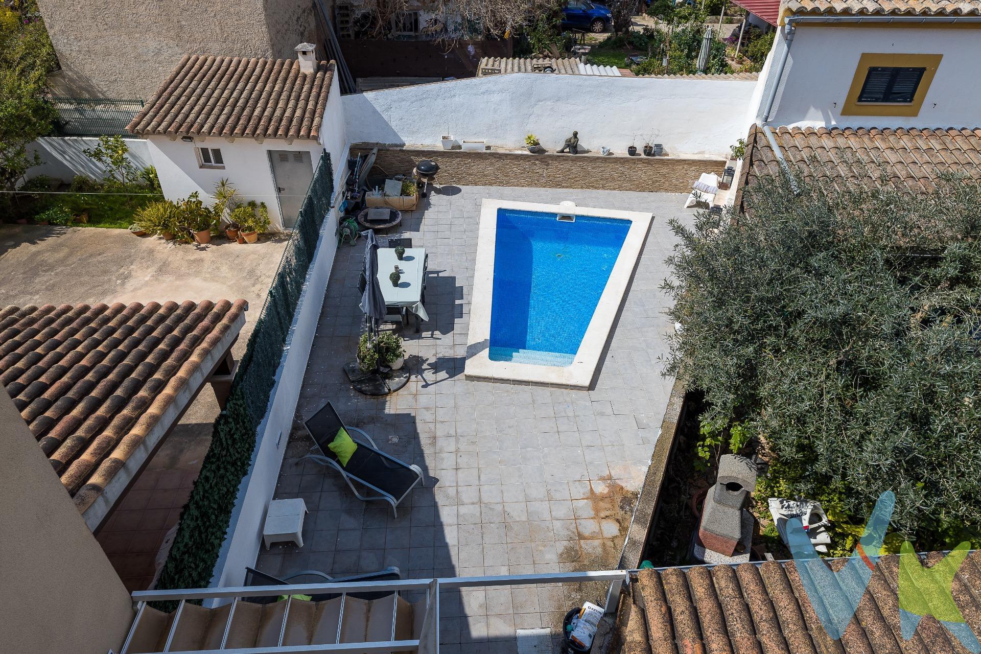 Chalet unifamiliar en Palma, en la zona residencial de Sa Garriga, junto a Son Sardina, en un entorno muy tranquilo, ya que el inmueble se encuentra en una zona rural con muy pocos vecinos, lo que le otorga paz, quietud y silencio. Gracias a la altura de los edificios y fincas colindantes, desde todas las plantas de la vivienda se disfruta de unas vistas totalmente despejadas a la Serra de Tramuntana.  El emplazamiento del inmueble permite el acceso al centro de Palma en tan solo 10 minutos en coche. Además, se encuentra a poca distancia de la parada de autobuses (línea 12), que conecta directamente con el centro de Palma, y cuenta con un cómodo acceso a la carretera de Sóller, carretera de Valldemossa, autopista de Inca y el Polígono de Son Castelló. La vivienda dispone de 152 m² construidos y 139 m² útiles, con orientación sur que favorece una gran luminosidad durante el día. Se encuentra en buen estado de conservación y ofrece una distribución práctica, con tres habitaciones dobles, baño en suite en el dormitorio principal, otro baño completo y un aseo en la planta baja. En el exterior, la parcela de 225 m² ofrece distintos espacios para el uso diario: gran terraza delantera con capacidad para aparcar dos coches; amplísima  terraza trasera dividida en dos ambientes; porche con zona chill-out y piscina privada.  La terraza solárium brinda unas vistas espectaculares. Ya en el interior del inmueble podemos encontrar en la primera planta una funcional cocina independiente de unos 15 m2, amplia coladuria que otorga un espacio extra de almacenaje, aseo y gran salón comedor. En la segunda planta encontramos los dos baños completos: uno con ducha y otro en suite que cuenta con una amplia encimera de dos lavabos, bañera de hidromasaje y fabulosas vistas. Las tres habitaciones cuentan con armarios empotrados totalmente vestidos. Por último, en la tercera planta está ubicada la buhardilla y la terraza solárium donde se encuentra la placa solar que alimenta el termo. Entre sus características, la propiedad incluye piscina privada, amplia buhardilla de unos 40 m2, aire acondicionado frío-calor en todas las habitaciones y en el salón y puerta de seguridad. Además, se ubica en una urbanización con áreas infantiles, zona comercial, centros educativos y otros servicios. Una vivienda cómoda para quienes buscan la tranquilidad en un entorno rural y residencial sin renunciar a la comodidad que le confiere la proximidad a la ciudad. *El precio de venta (749.000 €) incluye los honorarios de agencia, asumidos por la propiedad. No incluye los impuestos y gastos de compraventa a cargo del comprador: ITP aproximado del 10% , más gastos notariales y registrales en torno al 1%–1,5%. Importes orientativos sujetos a normativa vigente y circunstancias del comprador. *Este inmueble ha sido certificado por ABSI (Asociación Balear de Servicios Inmobiliarios) lo que significa que la agencia comercializadora ha supervisado la documentación necesaria para la compraventa y que el inmueble forma parte de la bolsa de propiedades en multiexclusiva ABSI.