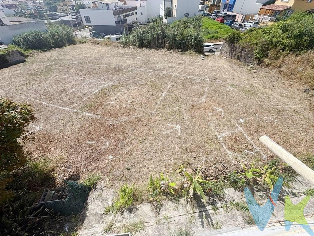 Se vende excelente solar urbano de 1.309 m² en el municipio de Moya, justo en el mismo centro ,con calificación urbanística M-2, que permite una amplia variedad de usos y ofrece una magnífica oportunidad para inversión y desarrollo inmobiliario. Se sitúa entre las calles Unamuno y Cervantes. Las principales caracteristicas ,una clasificación de suelo urbano M-2, y la posibilidad de desarrollar un proyecto residencial con capacidad hasta 30 viviendas, según ordenación y proyecto técnico. Los usos compatibles: Residencial, Industrial, Terciario(oficinas) y comercial. Posibilidad de construcción con planta baja y semisótano. Ideal para promoción de viviendas, edificio de oficinas, centro de negocios, locales comerciales o proyecto mixto residencial-comercial. Situado en una zona con buenas comunicaciones y fácil acceso, dentro de un entorno consolidado y con servicios próximos, cerca de la iglesia, colegios, centro de mayores , lo que garantiza un elevado potencial de rentabilidad tanto para promotores como para inversores. Parcela con gran versatilidad urbanística, adecuada para desarrollar proyectos residenciales, comerciales o terciarios, aprovechando al máximo su edificabilidad y ubicación. Los  gastos e impuestos derivados de la compraventa no están incluidos en el precio. 