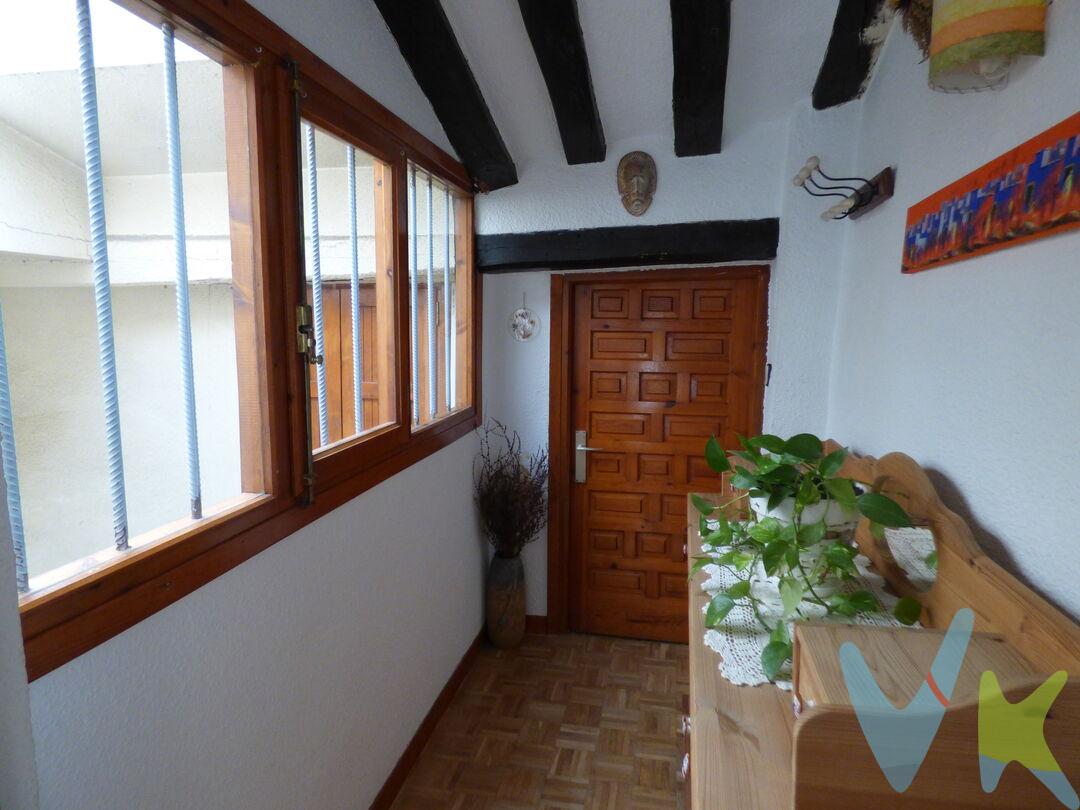 Acogedora y tranquila, última altura, en el corazón de la ciudad, en una calle a dos pasos del Labrit y Plaza de toros, Luz natural y excelente ventilación.  La vivienda destaca por sus vigas de madera vistas que aportan carácter y calidez.
Cada espacio está claramente definido, y todas las estancias son independientes y separadas y bañadas por luz natural. El salón y la habitación agradables y luminosas, con sus bonitas ventanas en cubierta. El distribuidor, amplio y funcional, separa zona de día y noche, la cocina y baño disponen también de ventanas, garantizando luz y ventilación natural en todas las estancias. Todos los espacios están muy aprovechados, sacando el máximo partido para almacenaje. 
Un hogar acogedor, bien pensado y con personalidad, ideal para quienes buscan una vivienda con encanto, tranquila y acogedora, en el centro de la cuidad. Ideal si buscas tu primera vivienda, para dejar el alquiler y empezar a invertir en tu proyecto de vida.
No dispone de Cédula de habitabilidad.
Proyecto aprobado para Rehabilitación de fachadas, patios, cubierta y eliminación de barreras arquitectónicas e instalación de ascensor. 
Información meramente orientativa, sin valor contractual.  Superficies aproximadas, con carácter descriptivo.
*El precio de venta no incluye, los siguientes gastos  a cargo del comprador:
Importe de obra de Rehabilitación de fachadas, patios, cubierta y eliminación de barreras arquitectónicas e instalación de ascensor.  Se informará a los interesados acerca del proyecto e importes de dicha obra.
El precio de venta no incluye: Impuestos (I.T.P., I.V.A. o A.J.D. en su caso)  Gastos de compraventa: Registro de la Propiedad, Notaría, Gestoría, Financiación.
 
VEN A VERLA! TE VA A ENCANTAR!
 