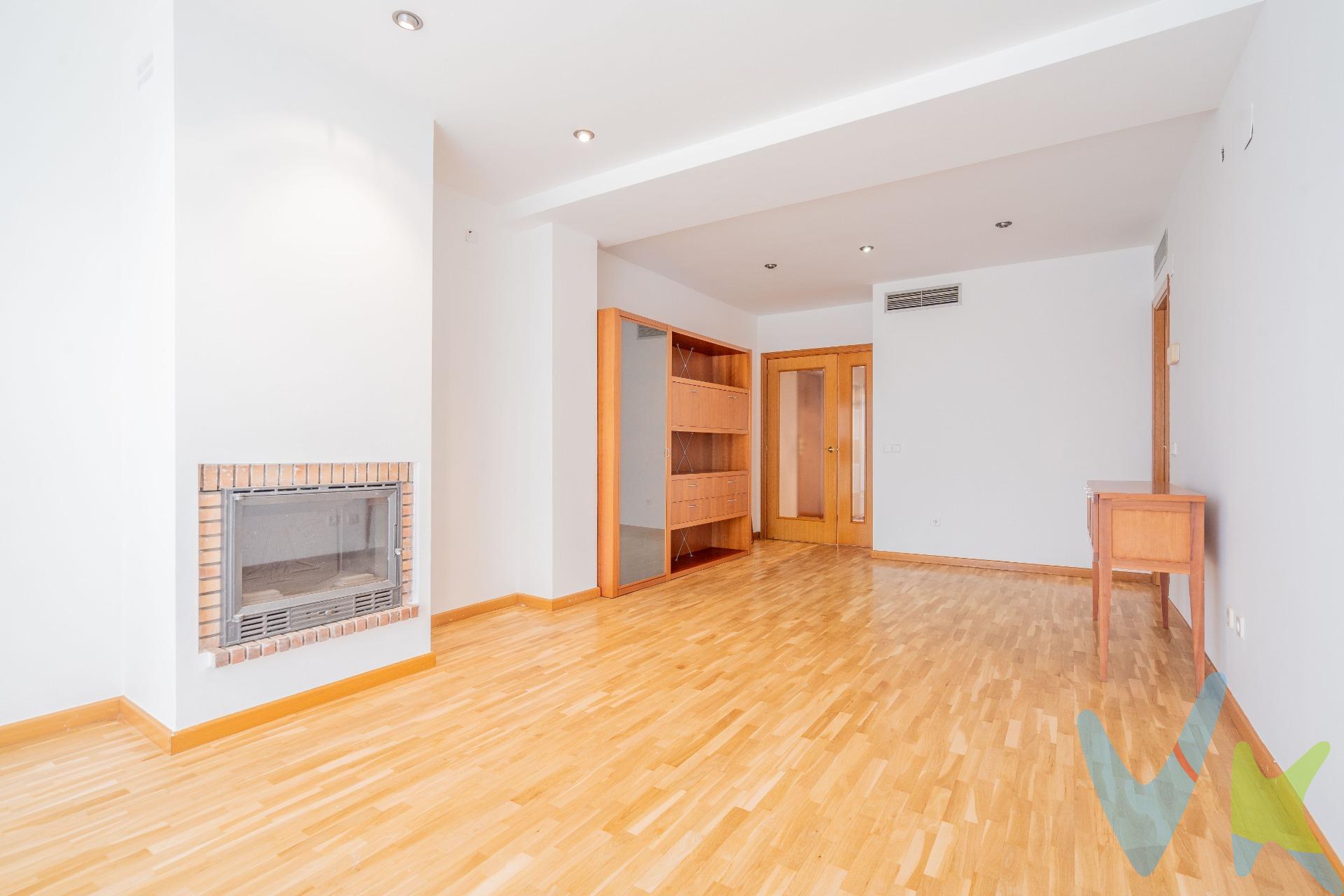 Se vende estupendo piso de 100 m² en una ubicación privilegiada de Valencia, a escasos metros de las Torres de Quart y con acceso directo desde una encantadora plaza ajardinada. El edificio, moderno y seminuevo (año 1996), cuenta con ascensor y entrada sin escalones, lo que facilita el acceso con carritos o sillas de ruedas. La vivienda se encuentra en una cuarta planta, lo que le proporciona una excelente luminosidad durante todo el día. Está en perfecto estado, lista para entrar a vivir. Dispone de tres habitaciones, dos cuartos de baño completos (uno con ducha y otro con bañera), un amplio salón con salida a un balcón y una cocina independiente con galería. El suelo es de parquet de madera natural, aportando calidez y elegancia a todas las estancias. Cuenta con preinstalación de aire acondicionado por conductos para frío y calor (sin máquina) y agua caliente por gas natural. En el salón destaca una preciosa chimenea de leña con puerta de cassette, ideal para disfrutar en invierno sin preocuparse por el humo ni los olores. La zona ofrece todos los servicios necesarios para una vida cómoda: supermercados, colegios, farmacias, transporte público y un ambulatorio justo debajo del edificio. Además, está a un paso del barrio del Carmen, uno de los más emblemáticos y con más vida cultural de la ciudad. Una vivienda ideal para quienes buscan tranquilidad, luz y calidad de vida en pleno centro de Valencia. Por mandato expreso del propietario, comercializamos este inmueble en exclusiva, lo que le garantiza el acceso a toda la información. Por este motivo, se ruega no molestar al propietario, a los ocupantes de la propiedad o a los vecinos. Muchas gracias por su comprensión. Si usted es agente inmobiliario y tiene un cliente para este inmueble, llámenos: estaremos encantados de colaborar. 