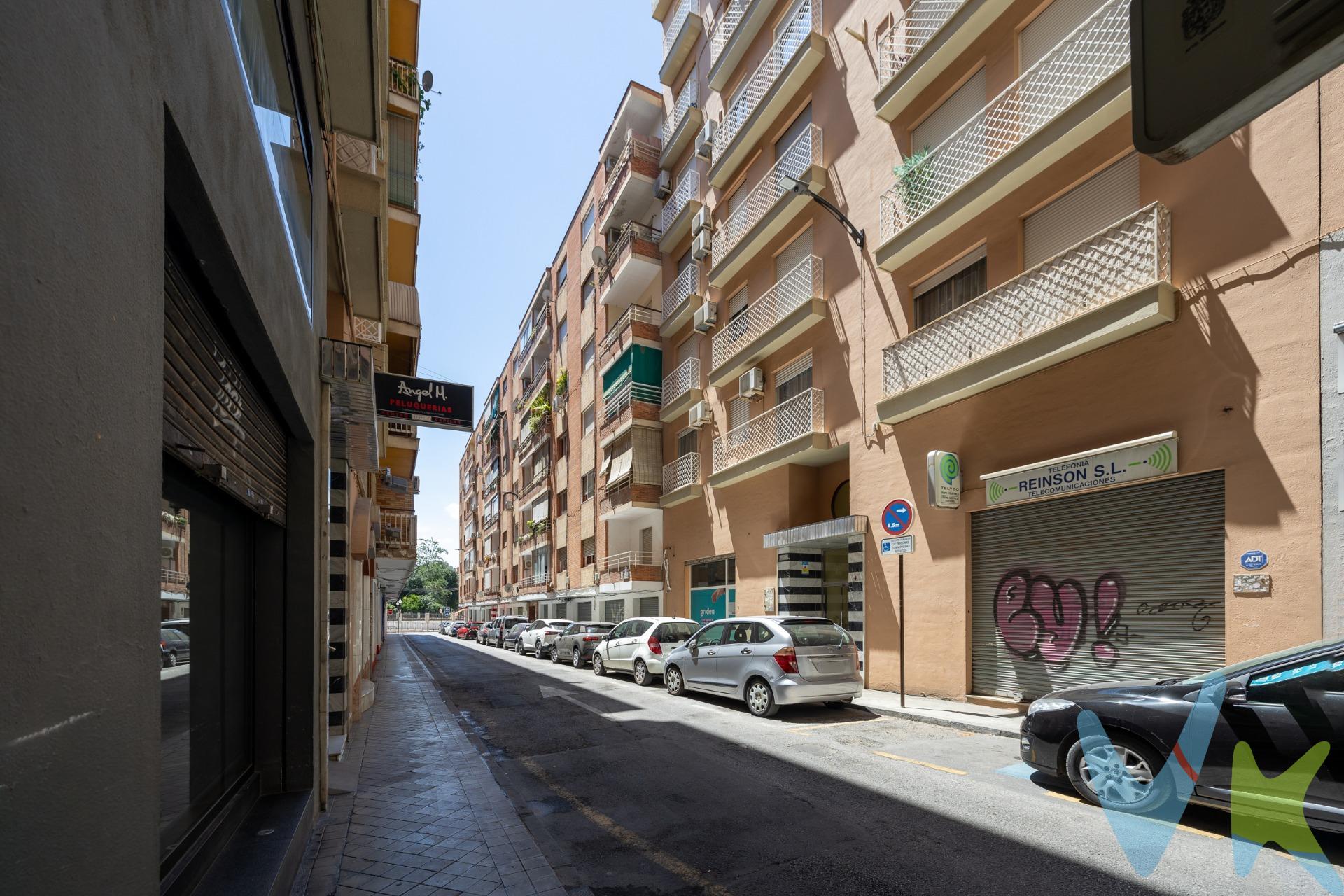 Presentamos este magnífico piso  situado en pleno centro de Granada, calle Agustina de Aragón, una de las zonas más privilegiadas de la ciudad ,donde podrá disfrutar de todos los servicios , comercios oferta cultural y gastronómica a escasos minutos a pie . La vivienda ofrece una distribución funcional y acogedora . Dispone de un espacioso recibidor con armario empotrado ,dos habitaciones ,un  baño completo ,cocina independiente con lavadero y un amplio y luminoso salón  que recibe bastante luz natural . Como complemento perfecto la propiedad cuenta con plaza de aparcamiento, un auténtico privilegio en una zona tan exclusiva. Una oportunidad perfecta tanto para quienes buscan su hogar en unas de las mejores zonas de Granada como para quienes desean realizar una inversión con gran potencial de rentabilidad . No dejes escapar esta oportunidad!!. Ref. N382. * El PVP indicado no incluye impuestos, gastos de Escritura ni honorarios de agencia. * Las superficies expresadas en esta página tienen carácter descriptivo y son aproximadas. * Los precios pueden ser susceptibles de modificación sin previo aviso. * Muebles NO incluidos en el precio.