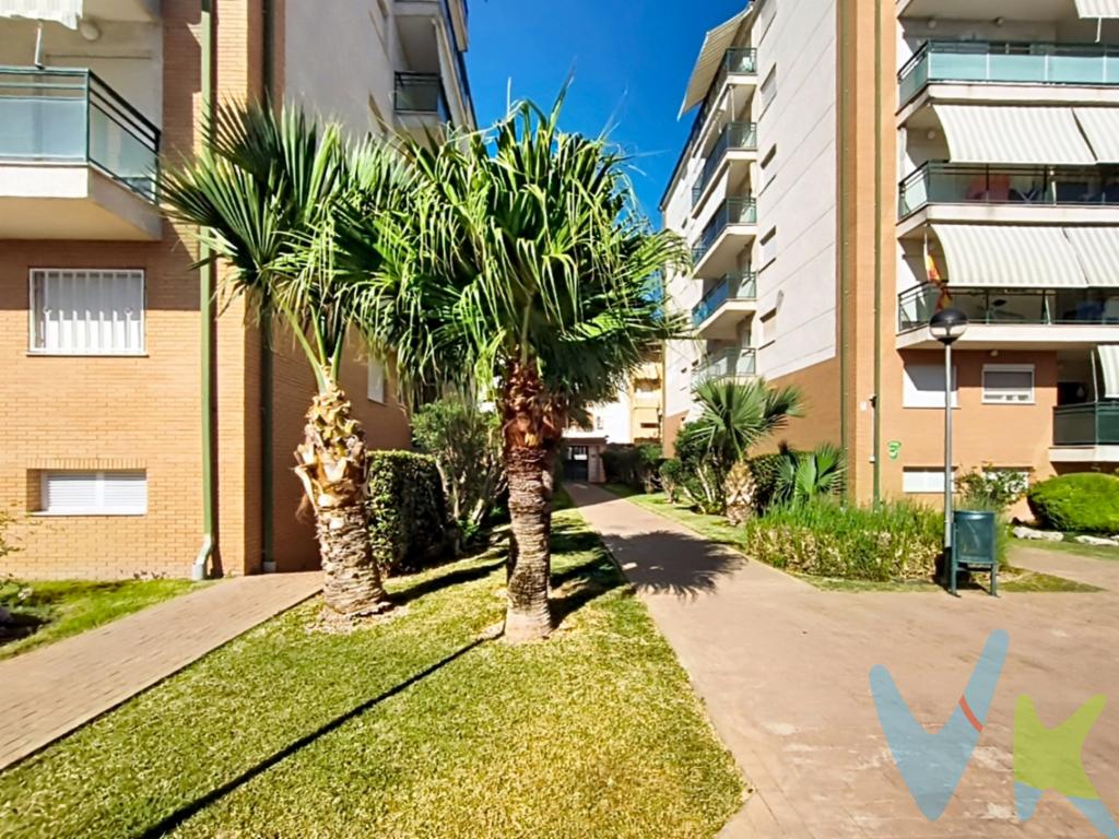 Espectacular apartamento de 3 dormitorios y dos baños, en Playa de GandiaDescubre el confort y la comodidad de vivir a un paso del mar con todos los servicios a tu alcance. Ubicado en el prestigioso Edificio Universidad del Mar (construido en 2002), este luminoso apartamento en segunda planta es la opción perfecta tanto para disfrutar de unas vacaciones inolvidables como para establecer tu residencia habitual o largas estancias, sin necesidad de mover el coche.Características principales de la vivienda:Zonas comunes e instalaciones: El residencial destaca por su arquitectura joven y moderna, con amplios accesos, zona ajardinada muy cuidada y una estupenda piscina comunitaria donde relajarse.Una oportunidad única por ubicación, amplitud y precio en una de las mejores zonas de Playa de Gandia.¡Haz de esta propiedad tu nuevo hogar! Contacta con nosotros para agendar tu visita privada.Extra incluido: Práctico trastero privado ubicado en la cubierta del edificio, incluido en el precio.Calidades excelentes: Ventanas y cerramientos en Climalite para un óptimo aislamiento térmico y acústico, puertas de madera maciza y carpintería de aluminio mate.Distribución funcional: 3 amplias habitaciones, 2 baños completos, cocina independiente totalmente equipada y galería.Espacios amplios y luminosos: Gran salón-comedor con salida directa a una magnífica terraza con orientación Este, perfecta para disfrutar de mañanas soleadas y brisas frescas durante el verano.
