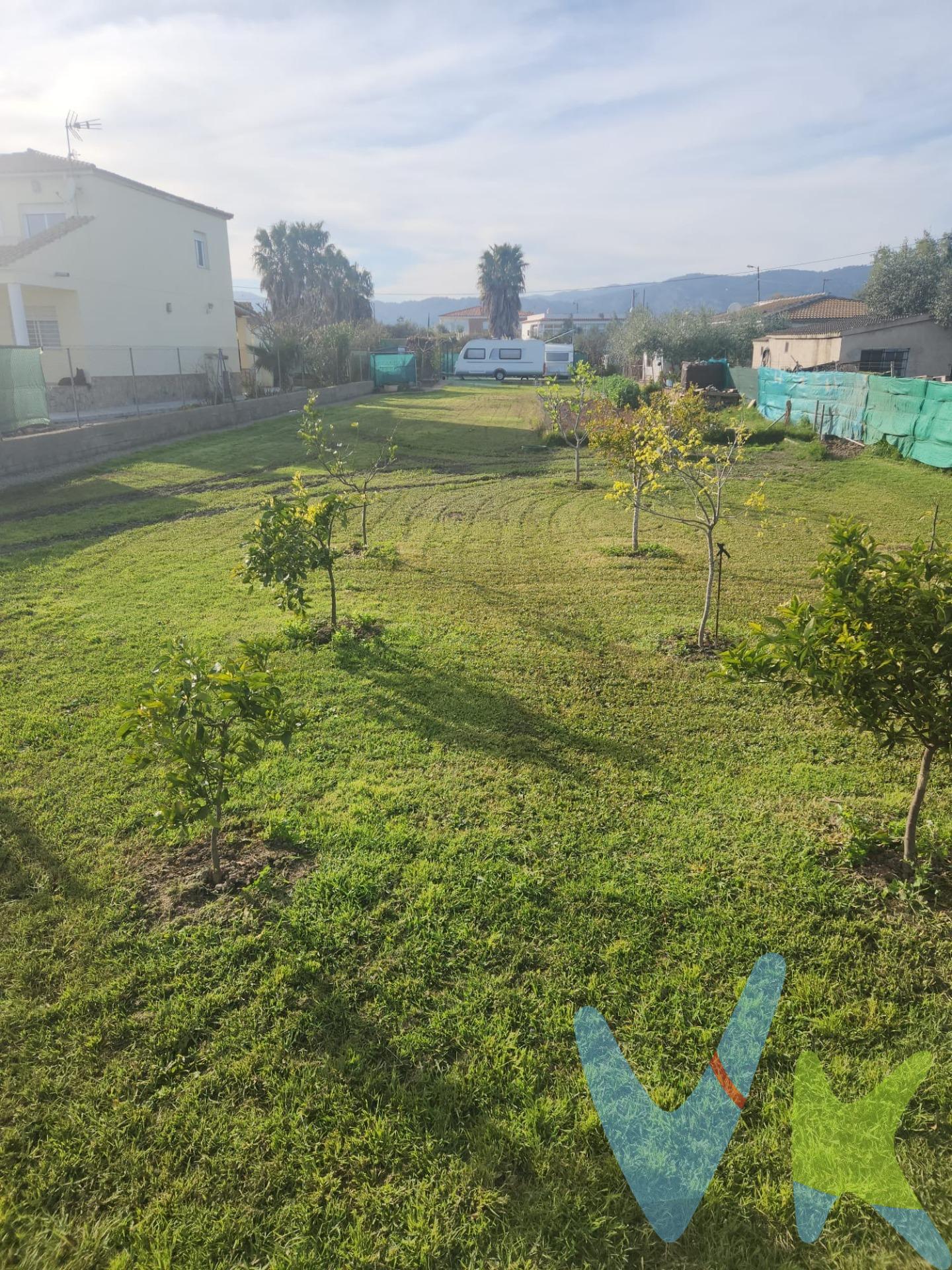 Oportunidad única en la Marjalería de Castellón, un entorno natural privilegiado donde la tranquilidad, la privacidad y la conexión con la naturaleza se convierten en el verdadero lujo. Presentamos este atractivo terreno rústico ubicado en la Partida Travesera, ideal para quienes buscan desconectar del ritmo urbano y apostar por un estilo de vida más sostenible y auténtico. La parcela cuenta con una superficie total de 1.344 m² y se encuentra completamente vallada, lo que garantiza seguridad e intimidad. En su interior alberga árboles frutales que aportan valor, carácter y la posibilidad de disfrutar de una producción propia en un entorno natural cuidado. Este espacio ya dispone de elementos que lo hacen especialmente funcional desde el primer momento, incluyendo dos caravanas que permiten su uso inmediato como zona de descanso o estancia temporal, una de ellas equipada con paneles solares que proporcionan independencia energética y refuerzan su carácter autosuficiente. Además, la propiedad dispone de pozo propio, asegurando el abastecimiento de agua y aportando un valor añadido clave para cualquier proyecto que se desee desarrollar en la parcela. Este terreno representa una excelente oportunidad, ofreciendo múltiples posibilidades que van desde un proyecto agrícola o huerto ecológico hasta un espacio de ocio privado o una escapada de fin de semana en plena naturaleza. Se trata de una propiedad con gran potencial, pensada para quienes valoran la libertad, la autosuficiencia y la posibilidad de crear un espacio personal en un entorno natural inigualable, donde cada rincón invita a imaginar, desarrollar ideas y construir una experiencia de vida diferente. 