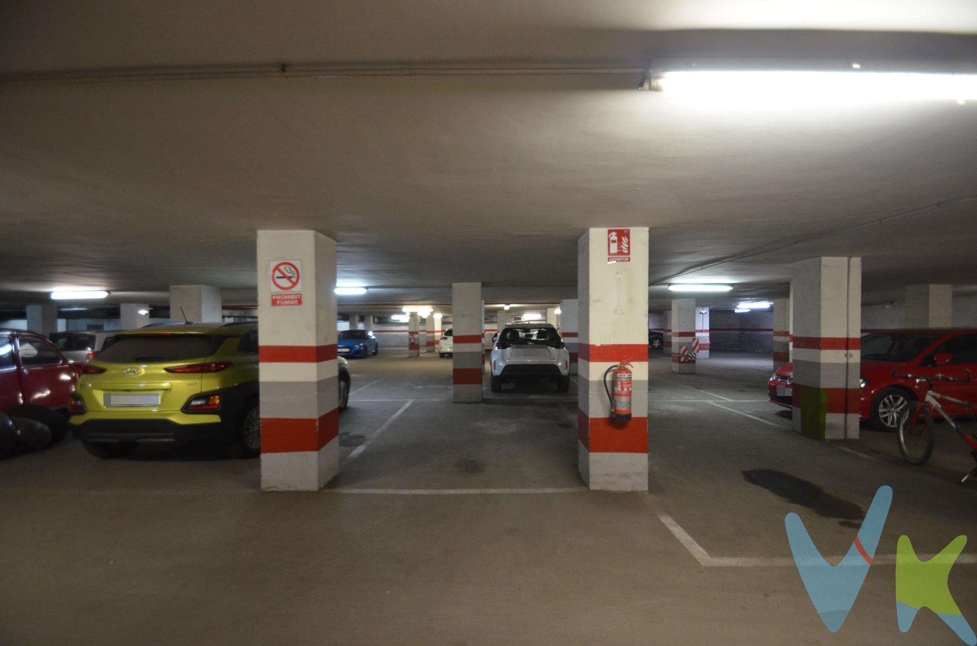¿Sabes esa sensación de llegar a tu barrio después de trabajar y sentir un nudo en el estómago porque sabes que te esperan 20 minutos o más dando vueltas? Ese tiempo que malgastas podría ser tuyo. Guardando el coche en un párquing, tendrás un coche siempre joven: protegido del sol, la lluvia y la suciedad. Te ofrecemos una plaza de 13,96m² de fácil acceso y con buena maniobra. En primera planta. Puerta automática. Buena cabida para coches urbanos pequeños (tipo Fiat 500, Kia Picanto, Hyundai i10, o Toyota Aygo X Cross) y también aunque más justo para utilitarios modernos tipo (Toyota Yaris (Híbrido), Citroen C3, Dacia Sandero o MIni Cooper.) . También Ideal para inversión, en esta zona el aparcamiento es un bien escaso. Si no la usas, la alquilarás en menos de 48 horas. El precio no incluye impuestos (ITP, IVA y AJD), ni los gastos de notario ni los de registro. . 