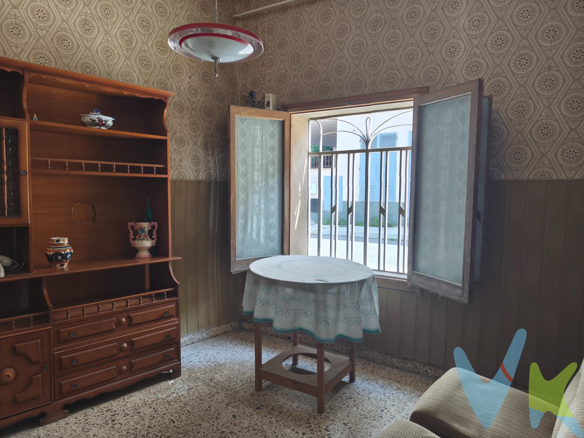 Hay casas que no solo se compran por lo que son, sino por todo lo que pueden llegar a ser. Esta vivienda situada en la zona de Avenida Alcora, muy próxima a la universidad, es una de esas oportunidades con alma, espacio y un potencial enorme para crear un hogar totalmente a tu medida. Ubicada en una zona tranquila, rodeada de casas unifamiliares, esta casa ofrece 170 m² construidos distribuidos en dos plantas, con estancias amplias, luz natural y espacios exteriores que marcan la diferencia. En la planta baja encontramos dos habitaciones, un baño, un trastero, una cocina independiente, un amplio salón y un patio de luces interior que aporta ventilación y claridad a la vivienda. Pero la verdadera joya de la casa está al fondo: un patio luminoso y con muchísimas posibilidades. Un rincón perfecto para quienes sueñan con tener su propia zona de ocio, un espacio chill-out, un pequeño jardín urbano, un taller de manualidades, cuidar plantas o simplemente desconectar al aire libre dentro de casa. En la planta superior se encuentran dos habitaciones dobles, una de ellas con acceso directo a una terraza superior con vistas despejadas, para disfrutar del sol, tomar el aire o crear otro espacio  privado. Además, cuenta con un almacén perfecto para guardar enseres, herramientas o todo aquello que necesitas tener organizado. La vivienda está para reformar, sí, pero ahí está precisamente su encanto: podrás diseñarla a tu gusto, adaptar cada estancia a tu estilo y convertirla en una casa única, personal y con carácter. Una casa independiente, amplia, tranquila y con espacios exteriores, en una ubicación práctica y bien conectada. Ideal para quienes buscan algo más que un piso: buscan libertad, privacidad y la posibilidad de crear un hogar propio desde cero. TU CASA TE ESPERA, TE ATREVES !!!!!!. En cumplimiento de las obligaciones de información previstas en la Ley 10/2025, de 28 de. diciembre, de servicios de atención a la clientela y transparencia, así como en la normativa. sectorial vigente, se hace constar que el precio indicado no incluye los gastos e impuestos. inherentes a la adquisición, los cuales se desglosan a continuación:. - Impuesto sobre Transmisiones Patrimoniales (ITP): Se aplicará el tipo impositivo vigente en la. Comunidad Valenciana, generalmente el 10%, sin perjuicio de tipos reducidos aplicables según. las circunstancias personales del comprador o las características del inmueble. El impuesto se. devenga sobre el Valor de Referencia Catastral o el precio de venta, aquel que resulte superior. Para una información exhaustiva sobre el funcionamiento, tipos impositivos y bonificaciones del. ITP, puede consultar el portal oficial de la Agencia Tributaria autonómica en el siguiente enlace:. www.atv.gva.es/es/itpajd. - Gastos de Notaría: Los honorarios notariales se calcularán conforme al arancel oficial regulado. en el Anexo I, del Real Decreto 1426/1989, de 17 de noviembre, por el que se aprueba el arancel. Notarial. - Gastos de Registro: La inscripción en el Registro de la Propiedad se facturará según el arancel. oficial establecido en el Anexo I, del Real Decreto 1427/1989, de 17 de noviembre, por el que se. aprueba el arancel de los Registradores de la Propiedad. - Gastos de Gestión: Los honorarios por la tramitación administrativa, liquidación de impuestos e. inscripción registral, en el supuesto de ser a cargo de la agencia inmobiliaria, ascienden a 450€. (IVA incluido). - Honorarios Agencia del Vendedor: incluidos en el precio publicado. - Honorarios Agencia del Comprador: Se informa que eventualmente podrían existir honorarios. profesionales a cargo del adquirente, en aquellos casos en que se hubieran contratado. previamente los servicios específicos del encargo de compra y en ningún caso estarán. vinculados al precio. La agencia actúa exclusivamente como intermediaria en la operación. Cualquier compraventa y. sus condiciones quedan sujetas 