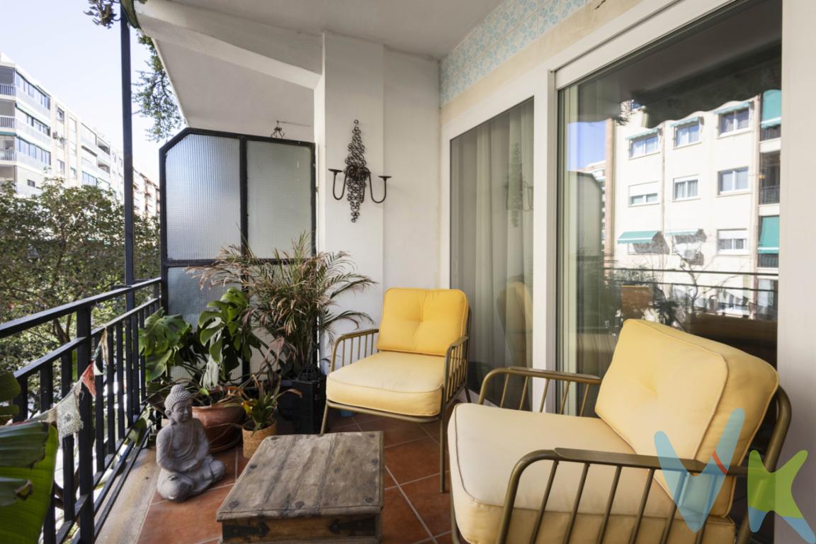 En una de las mejores calles del barrio de Malilla, calle Juan Ramón Jiménez, les presentamos esta vivienda en venta que reúne muchas de las características más demandadas y cada vez más difíciles de encontrar hoy en día.Situada en una segunda altura con orientación este, esta amplia vivienda de 143 m² construidos destaca por su luminosidad y excelente distribución. Dispone de un gran salón-comedor doble, espacioso y acogedor, con salida directa a un magnífico balcón-terraza donde disfrutar del aire libre sin salir de casa.La vivienda cuenta con 3 dormitorios, 2 cuartos de baño completos y una cómoda cocina independiente con salida a galería, aportando ese espacio extra de almacenamiento y desahogo tan necesario en el día a día.Ha sido reformada en gran parte, incorporando mejoras clave como carpintería exterior renovada, aire acondicionado por conductos y alisado de paredes en la mayoría de las estancias, entre otras actualizaciones que elevan el confort y la calidad de vida.Incluye plaza de garaje en el precio, un valor añadido imprescindible en la zona.Pero si algo convierte esta propiedad en una oportunidad verdaderamente diferencial es su comunidad: los vecinos son propietarios de los locales comerciales del edificio, actualmente alquilados. Gracias a estos ingresos, los gastos de comunidad quedan totalmente cubiertos, e incluso permiten afrontar posibles mejoras o reparaciones en la finca sin derramas extraordinarias. Un beneficio económico real y muy poco habitual.Ubicada en Malilla, uno de los barrios con mayor crecimiento y proyección de Valencia, con importantes inversiones en infraestructuras y excelente conexión con el centro de la ciudad y el transporte público. A tan solo 50 metros encontrarás supermercados como Aldi, Mercadona y Consum, además de comercios de proximidad, centros médicos, colegios y una amplia oferta de restauración.Una vivienda amplia, reformada, con terraza, garaje y comunidad saneada en una de las zonas con más futuro de Valencia.Si estás buscando espacio, luz y tranquilidad sin renunciar a la ciudad, esta puede ser tu próxima casa. Llámanos y ven a descubrirla en persona. Te va a sorprender.Agencia Registrada con el Nº 89 en el Registro Obligatorio de Agentes Inmobiliarios de la Comunitat Valenciana. Puede consultar en la web de la GVA:https://habitatge.gva.es/es/registres-en-materia-habitatgeLa oferta está sujeta a cambios de precio o retirada del mercado sin previo aviso. Este anuncio en su conjunto, incluyendo textos, fotos, imágenes o cualquier otro contenido de este, no es vinculante dado que la información es ofrecida por terceros y puede contener errores. Se muestra a título informativo y no contractual.Gastos de la compraventa a cargo de la parte compradora no incluidos en el precio del inmueble a tener en cuenta:- ITP con carácter general en Valencia es del 10%, pudiendo corresponderle otro tipo impositivo atendiendo a sus circunstancias personales (por edad, renta o situación familiar primera vivienda habitual, etc ) previstas legalmente.*Base imponible del impuesto el mayor valor entre el precio de compraventa, la tasación o el valor de referencia catastral.- Gastos de notaría y registro, en su caso, suelen oscilar aprox; entre 1,5% y 2,5% (aranceles variables según valor de compraventa, n.º de copias, etc ).- Si tramita la inscripción una gestoría, deberá abonar sus honorarios más IVA ( en este caso suele oscilar entre los 250EUR y los 400EUR + IVA).- Honorarios de mediación inmobiliaria a cargo del comprador del 3% del precio final de venta más IVA (21%), salvo otro pacto.Por mandato expreso del propietario, comercializamos este inmueble en exclusiva, lo que le garantiza el acceso a toda la información, a un servicio de calidad, un trato fácil, sencillo y sin interferencias de terceros. Por este motivo, se ruega no molestar al propietario, a los ocupantes de la propiedad o a los vecinos. Muchas gracias por su comprensión. Si usted es agente inmobiliario y tiene un cliente para este inmueble, llámenos: estaremos encantados de colaborar.Se informa al consumidor que la agencia actúa como intermediaria inmobiliaria en la operación, estando cualquier eventual compraventa y sus condiciones sujeta a la aceptación expresa del propietario-vendedor y a la posterior formalización del correspondiente contrato. 
