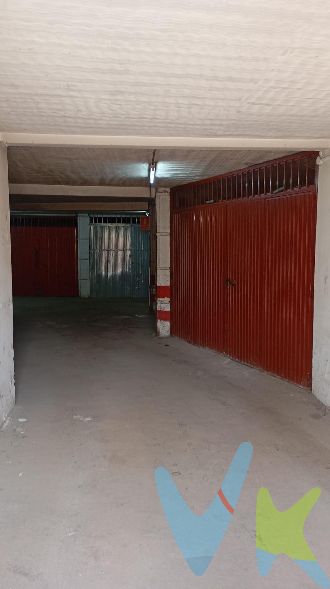 Excelente plaza de garaje muy amplia, ubicada a escasos metros de la estación de Renfe. Su gran capacidad la hace ideal no solo para aparcar el coche, sino también para usarla como trastero, tal y como la utiliza actualmente su propietario. ✅ Muy cerca de la estación de Renfe. ✅ Amplia capacidad, perfecta para vehículo grande o uso mixto (coche + almacenaje). ✅ Fácil acceso. ✅ Excelente ubicación, ideal para quienes se desplazan a diario en tren. 📞 Contacta con nosotros para más información o para concertar una visita. Cláusula de Transparencia y Desglose de Gastos (Ley 10/2025).  PRECIO DE VENTA + GASTOS.  En cumplimiento de las obligaciones de información previstas en la Ley 10/2025, de 28 de diciembre, de servicios de atención a la clientela y transparencia, así como en la normativa sectorial vigente, se hace constar que el precio indicado no incluye los gastos e impuestos inherentes a la adquisición, los cuales se desglosan a continuación:.  * Honorarios Agencia del comprador: 1.500 € más IVA.  * Impuesto sobre Transmisiones Patrimoniales (ITP): Se aplicará el tipo impositivo vigente en la Comunidad Autónoma de Andalucía (generalmente el 7%, sin perjuicio de tipos reducidos del 3,5%, 1,2% o 1% aplicables según las circunstancias personales del comprador o las características del inmueble). El impuesto se devenga sobre el Valor de Referencia de Catastro o el precio de venta, aquel que resulte superior.  * Gastos de Notaría: Los honorarios notariales se calcularán conforme al arancel oficial regulado en el Anexo I, del Real Decreto 1426/1989, de 17 de noviembre, por el que se aprueba el arancel Notarial.  * Gastos de Registro: La inscripción en el Registro de la Propiedad se facturará según el arancel oficial establecido en el ANEXO I, del Real Decreto 1427/1989, de 17 de noviembre, por el que se aprueba el arancel Notarial.  * Gastos de Gestión (Gestoría): Los honorarios por la tramitación administrativa, liquidación de impuestos e inscripción registral ascienden a [600 aprox.] € (IVA incluido). * Para cumplir con la normativa vigente tenemos a disposición del cliente la Ficha de segundas y ulteriores transmisiones de inmuebles. El precio anunciado no tiene caducidad, pero puede sufrir alteraciones sin previo aviso.  Para una información exhaustiva sobre el funcionamiento, tipos impositivos y bonificaciones del ITP en Andalucía, puede visitar la página: https://www.juntadeandalucia.es/organismos/economiahaciendayfondoseuropeos/areas/tributos-juego/tributos/paginas/impuestos-cedidos-transmisiones.html. 