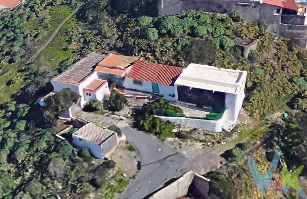 Les presento esta magnífica finca de 66.899m2 según su último certificado topográfico y escrituras perfectamente registradas. Pocas fincas rústicas se ofrecen a la venta que estén en plena producción, teniendo acceso fácil a agua de riego, servicios y comunicaciones. Consta de 5 cadenas completamente llanas, muy bien delimitadas, valladas, con alta en suministros de luz, agua y acceso agua de riego de la zona. La finca rústica destinada a agricultura es según catastro unos 28891m2, siendo el resto pastizales, dispone también de zonas de almacenamiento, pista de acceso y un estanque con capacidad para 60h de agua, a 20l/s. Está situada en Marzagán, a tan solo 5 minutos del Mercalaspalmas, 15 minutos de Las Palmas y 10 minutos de Telde, estando muy bien comunicada a 5 minutos de la GC-1. La finca tiene escriturada además una vivienda de 204,54m2, con dos garajes techados de 16,61m2 y 17,29m2, una zona de jardín a la entrada de unos 100m2 y un porche cubierto de 13,94m2. Esta vivienda necesita una reforma integral, pudiendo hacer un bonito chalet independiente con vistas a Marzagán y a Bandama, consta de salón, cocina, 3 habitaciones muy amplias que podrá distribuir a su gusto, además de un baño. La casa es de construcción antigua con techos altos, una parte con tejado a dos aguas, muros de piedra anchos que podrá dejarlos a piedra vista quedando un precioso chalet rústico. Tiene agua y luz dadas de alta, facilitando eso cualquier posible reforma. La construcción del edificio debido a su antigüedad es susceptible de necesitar reparaciones o reformas desconocidas por parte del propietario que puedan afectar a su uso o habitabilidad futura. . Dentro de la finca y muy cerca de la casa, hay escriturados otros 297,1 m2 en cuatro construcciones escrituradas como graneros y alpendres que lindan entre si, que con la correspondiente reforma y cambio de uso podrían convertirse en otra vivienda, se distinguen en ellos hasta 6 estancias, zona de aparcamiento y jardines. Todas estas construcciones se encuentran en suelo Rústico de Asentamiento Rural, con lo cual se pueden rehabilitar. Es una finca con un gran potencial, ya que su extensión permite segregaciones y agrupaciones con las construcciones existentes, pudiendo crear viviendas rurales para su venta o explotación, restaurante ecológico aprovechando los productos propios o sencillamente siguiendo con la explotación agrícola. Los gastos de impuestos, registro, notaría y cualquier otro derivados de la venta no están incluidos en el precio PVP. . 
