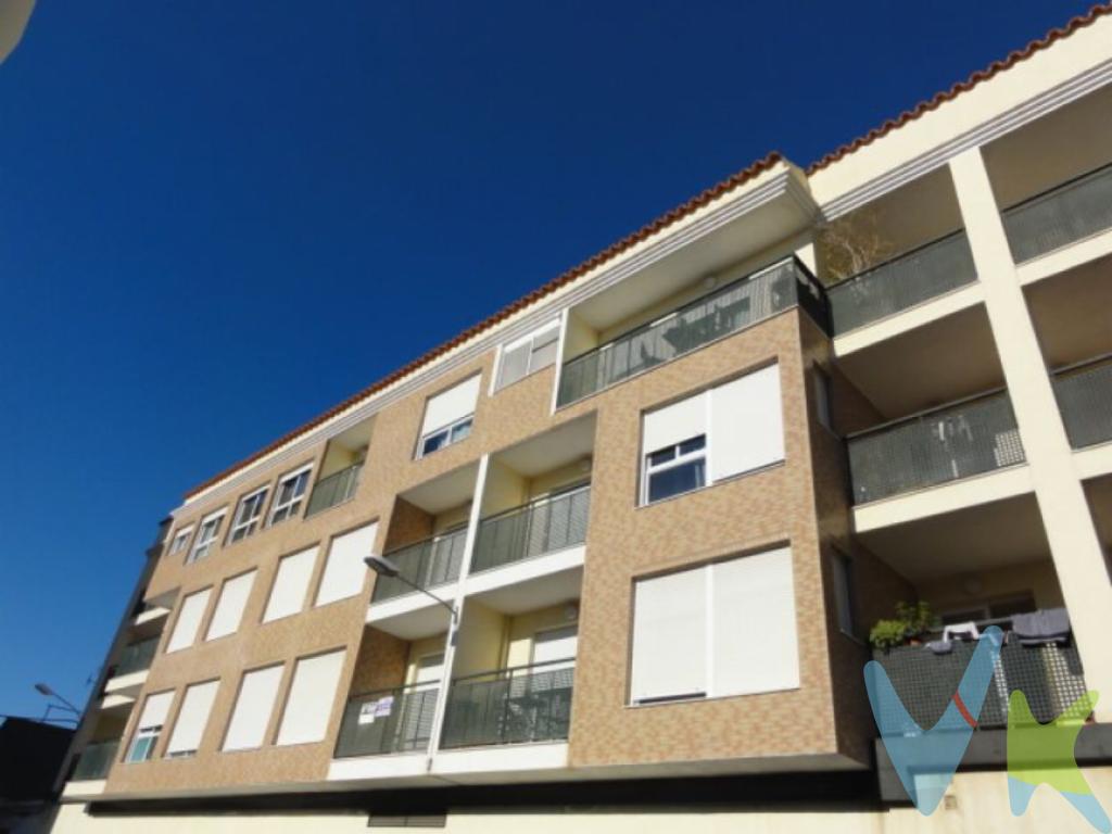 REF.1605 VILA-REAL (CASTELLON) APARTAMENTO DE OBRA NUEVA A ESTRENAR . ORIENTACION ESTE. DISTRIBUIDO INTERIORMENTE EN TRES HABITACIONES DOBLES CON ARMARIOS EMPOTRADOS, UN BAÑO EN SUITE CON BAÑERA Y UN BAÑO CON DUCHA, SALON-COMEDOR, TERRAZA, COCINA INDEPENDIENTE, AIRE ACONDICIONADO POR CONDUCTOS FRIO/CALOR, TRASTERO, DOS PLAZAS DE GARAJE. CERCANO A COLEGIOS, CENTROS MEDICOS, SUPERMERCADOS. ..El precio de venta  NO  INCLUYE Impuestos (I.V.A. o I.T.P.), gastos de Notaría, gastos de Registro de la Propiedad, gastos de tramitación de Escrituras ni gastos de financiación (si se precisa). Consulte Honorarios Profesionales de Agencia Inmobiliaria..