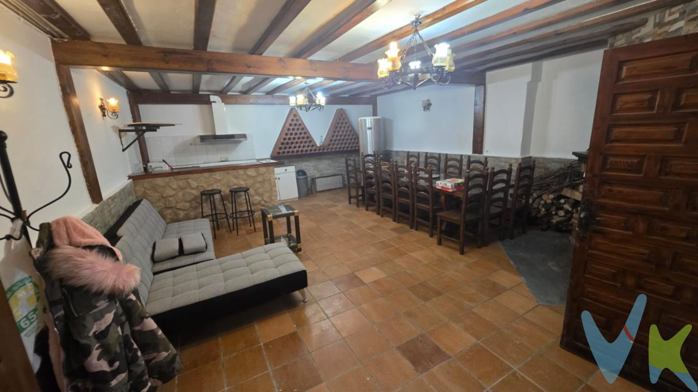 Local en sótano acondicionado como merendero privado que se entrega completamente amueblado. Botellero, Chimenea, frigorífico, calentador eléctrico, fuego y horno eléctricos, mesa de bodega, sofá, campana extractora de humos y despensa. El baño es compartido con varios locales merenderos que se encuentran en el mismo bloque. Bajos gastos de comunidad. Se encuentra situado dentro de un residencial privado y cerrado que cuenta con dos piscinas, zonas verdes y de juegos infantiles, asadores y con parking comunitario. Ideal para reuniones familiares y fines de semana. En el precio se entrega como se muestra en las fotos. 