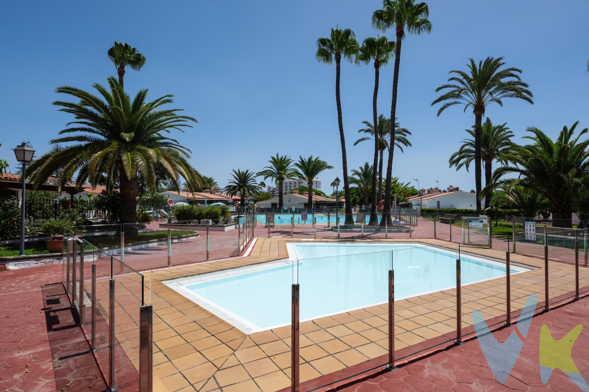 Le presentamos este elegante bungalow de una sola planta, reformado hace dos años, situado en Los Porches (parcela K), una excelente ubicación de Playa del Inglés, a pocos minutos del C.C. Yumbo, C.C. CITA, las dunas de Maspalomas y una amplia oferta de restaurantes, supermercados y servicios. La propiedad ha sido renovada con materiales de calidad con un diseño moderno, funcional y muy luminoso. . En el exterior, el bungalow cuenta con dos terrazas privadas que amplían las posibilidades de disfrutar de la vivienda al aire libre. La terraza principal, parcialmente cubierta por una pérgola, crea un ambiente agradable y acogedor e incorpora una práctica ducha exterior. La segunda terraza completa esta zona con un aseo y un armario empotrado con lavadora, aportando funcionalidad y comodidad al conjunto. El interior se distribuye en un luminoso salón-comedor con cocina de concepto abierto, dos dormitorios y un baño completamente reformado. La cocina está totalmente equipada con horno, frigorífico, lavavajillas y electrodomésticos, integrándose perfectamente en la zona de estar para crear un espacio moderno y funcional. La propiedad se vende completamente amueblada y equipada, con un mobiliario de estilo contemporáneo. El bungalow forma parte del complejo Los Porches, dado de baja en explotación turística desde 2017, cuenta con piscina comunitaria, solárium y amplias zonas ajardinadas, ofreciendo un entorno tranquilo y agradable en una de las zonas más demandadas de Playa del Inglés. Precio de Venta al Público (PVP) – No incluye gastos. Impuestos y demás gastos legalmente correspondan al comprador. Inmueble sujeto a ITP del 6,5% con carácter general; existen excepciones según normativa aplicable. Base imponible el mayor valor entre: 1) precio de venta: 2) tasación; 3) valor referencia catastral. Gastos Notaria y Registro entre 0,3% - 0,8% aprox. según aranceles. Financiación: gastos de hipoteca, tasación y gastos bancarios a cargo del comprador y según su necesidad y elección. Honorarios inmobiliaria a cargo del vendedor. Operación y condiciones de compraventa sujeta a aceptación expresa del vendedor. Para acceder a información y documentación legalmente exigible por el consumidor puede contactarnos. Anuncio sujeto a errores, cambios de precio, omisión y/o retirada del mercado sin aviso previo
