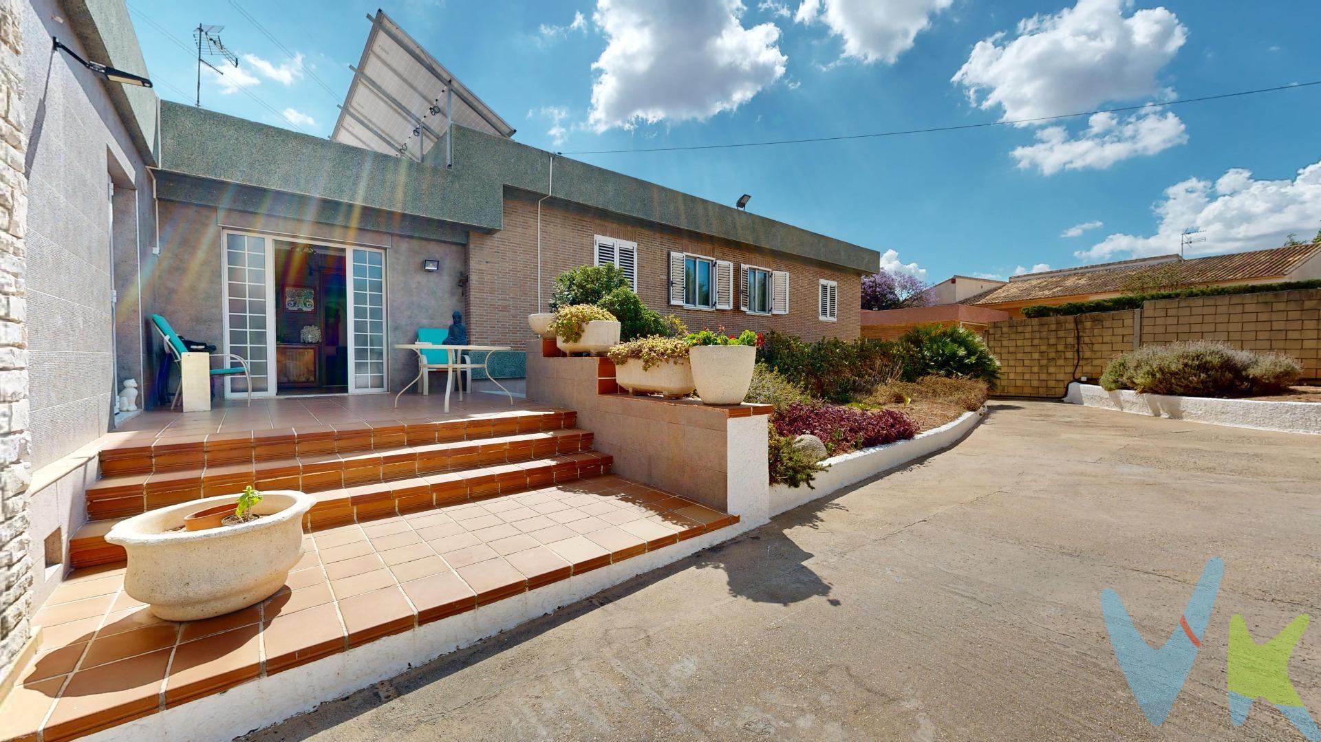 Te presentamos una exclusiva vivienda situada en una de las zonas más prestigiosas y consolidadas de El Vedat de Torrent. Con 320 m² construidos sobre una generosa parcela de 1.700 m², esta propiedad destaca por su amplitud, privacidad y su excelente distribución, perfecta para quienes buscan calidad de vida a escasos minutos de Valencia. Una Vivienda de una Planta con Sótano y Espacios Versátiles. La casa principal se desarrolla cómodamente en una sola planta, lo que la hace especialmente funcional para el día a día. Además, cuenta con un sótano que ofrece múltiples posibilidades: una sala de juegos, despacho, trastero, un baño completo y un garaje con capacidad para tres vehículos. También en esta planta encontramos una zona de barbacoa cubierta y un salón exterior junto a la piscina, ideal para celebraciones o disfrutar del clima mediterráneo. Interiores Amplios y Luminosos. Al acceder a la vivienda, un amplio hall de entrada con armario empotrado da paso a un espectacular salón-comedor de 50 m², lleno de luz natural gracias a sus grandes ventanales. La cocina independiente, completamente equipada, incluye zona de lavadero y aseo de cortesía. Desde el salón se accede a una agradable terraza con vistas despejadas al mar y a la ciudad de Valencia, perfecta para momentos de relax al aire libre. En la zona de descanso, se ubican cinco habitaciones y dos baños completos, todas ellas con ventanas climalit y doble acristalamiento de aluminio blanco, que garantizan confort térmico y acústico durante todo el año. Construcción Auxiliar y Espacios Exteriores. La propiedad también incluye una construcción independiente que alberga un baño completo, sala de máquinas, zona de barbacoa y un salón adicional, ideal como casa de invitados, zona de eventos o espacio multifuncional. El exterior está rodeado por un jardín consolidado y muy bien cuidado, con zonas de sombra, árboles, vegetación mediterránea y una gran piscina privada, que convierte el jardín en un auténtico oasis de paz y descanso. Ubicación Inmejorable. Ubicada en una de las mejores zonas residenciales de Torrent, esta vivienda ofrece rápido acceso a Valencia (a tan solo 10 minutos), así como proximidad a colegios de prestigio, transporte público, centros comerciales y todo tipo de servicios. Ideal como vivienda familiar, residencia de lujo o como inversión con gran potencial para alquiler. 📌 Nota: Los gastos derivados de la compraventa y los honorarios de la agencia no están incluidos en el precio de venta. 📞 Contáctanos para más información o para concertar una visita. ¡Una oportunidad única en El Vedat de Torrent!
