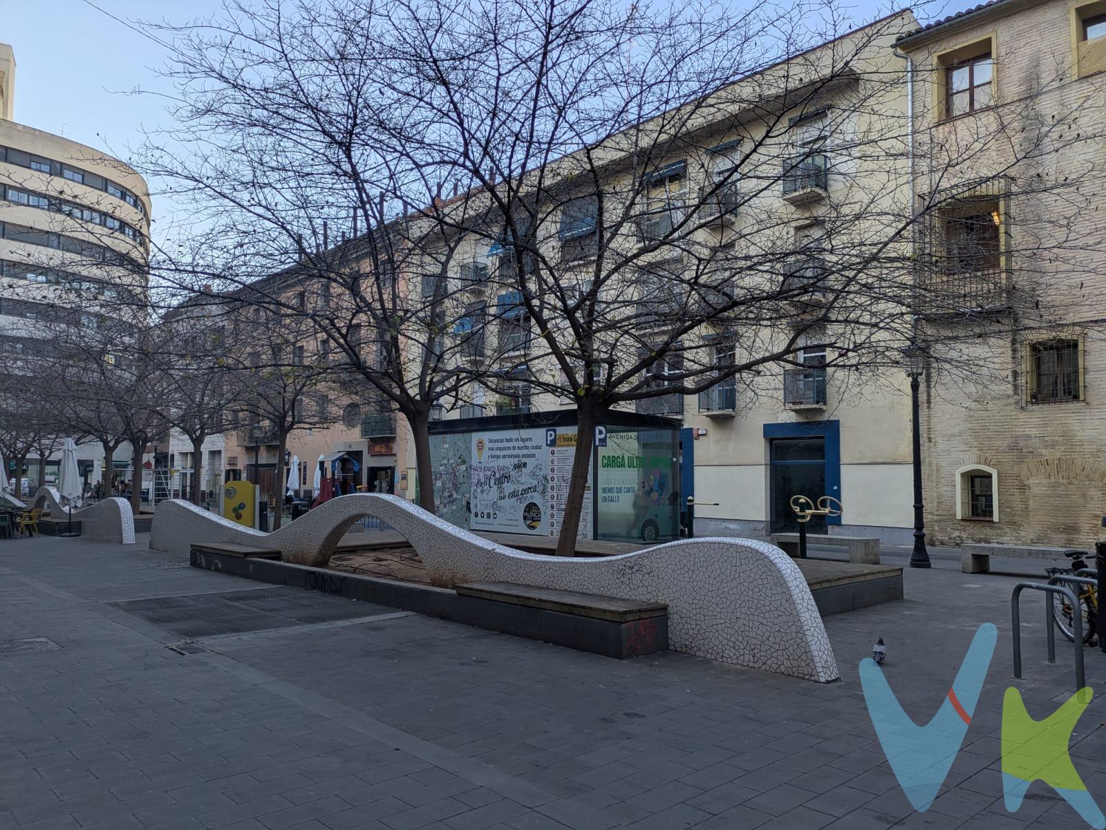 Buscas plaza de garaje en el centro de Valencia? Aquí tienes una en venta en la zona del Mercat, donde aparcar se convierte a veces en una autentica odisea, muy próxima al Mercado Central y a la Plaza del Ayuntamiento. Situada en la tercera planta del sótano, mide aproximadamente 13m2, capacidad para un coche grande. Este garaje se caracteriza por su fantástica localización, su acceso cómodo en plataforma giratoria y su privacidad, está ubicado en una calle ancha y de fácil acceso. Cuenta con puerta automática mediante mando a distancia o llave. El acceso peatonal directo al garaje mediante ascensor con llave. Por mandato expreso del propietario, comercializamos este inmueble en exclusiva, lo que garantiza el acceso a toda la información, a un servicio de calidad, un trato fácil, sencillo y sin interferencias a terceros. Por este motivo, se ruega no molestar al propietario, a los ocupantes de la propiedad, o a los vecinos. Muchas gracias por su comprensión. Si usted es agente inmobiliario y tiene un cliente para este inmueble, llámenos, estaremos encantados de colaborar. En ningún caso los textos, fotografías, imágenes o cualquier otro contenido del presente anuncio tienen carácter contractual, siendo validos solo como mera información. En el precio indicado en este anuncio no están incluidos los gastos propios de la compraventa, tales como impuestos aplicables y gastos de notaría, registro, gestoría, honorarios de la inmobiliaria (que son compartidos entre comprador y vendedor),ETC. . Ven y compruébalo!!