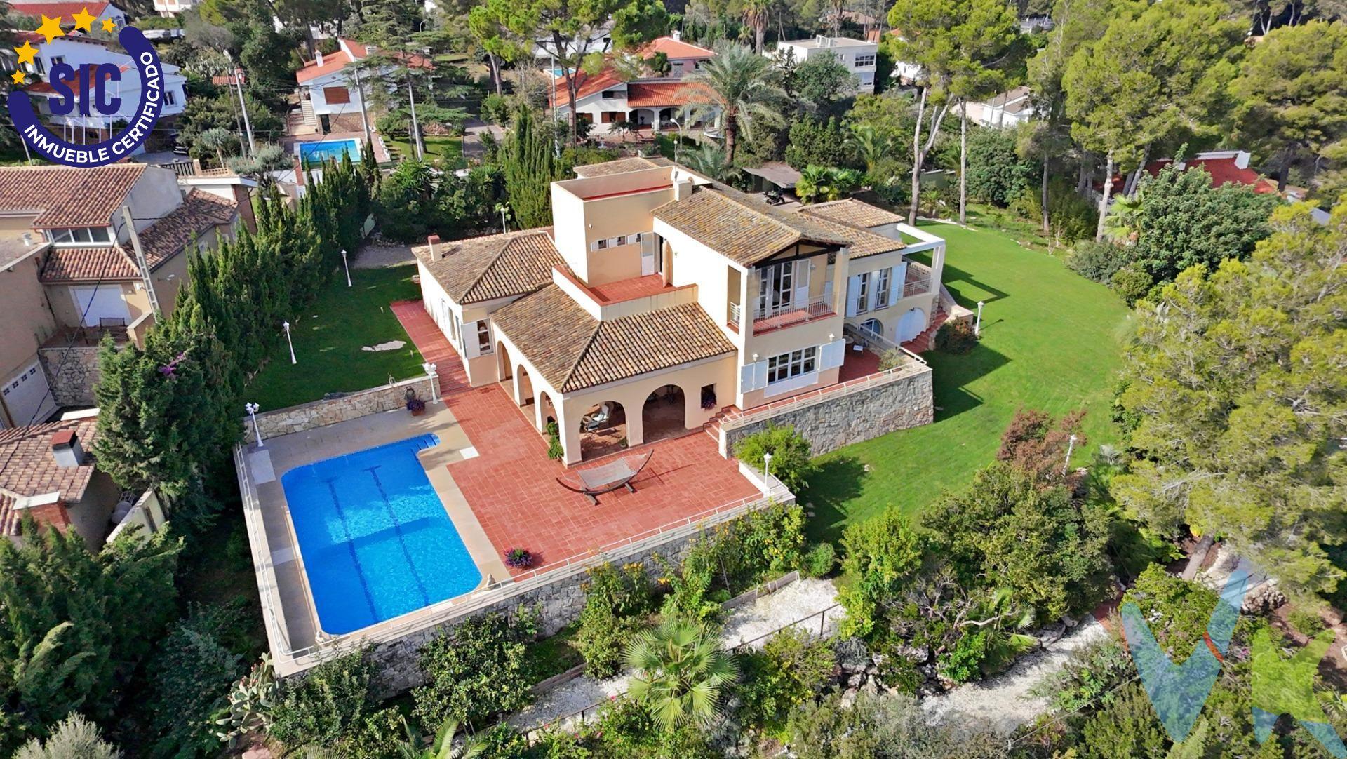 Descubra una propiedad donde la privacidad absoluta se combina con un diseño señorial excepcional. Situada en la zona más elevada y prestigiosa de la urbanización El Respirall, esta residencia de 483 m² sobre una impresionante parcela de 3.800 m² ofrece un estilo de vida incomparable en el corazón de la Comunidad Valenciana. Un Enclave Estratégico de Ocio y Deporte. La ubicación es el verdadero lujo de esta villa, rodeada de oportunidades exclusivas:. Deporte de élite: Junto al Club de Tenis Alzira, a pocos minutos del exclusivo Campo de Golf La Galiana y de la adrenalina del Aspar Circuit. Naturaleza y mar: Cercanía inmediata al Parque Natural de la Albufera y a las doradas playas de Cullera. Conectividad total: Acceso rápido a Valencia por autovía o costa, a solo 35 minutos del Aeropuerto de Valencia y 75 minutos del Aeropuerto de Alicante. Servicios premium: Próxima al prestigioso British School, con servicio de transporte en la zona. Arquitectura y Confort Interior. El corazón de la vivienda es un salón majestuoso bañado en luz natural, conectado con una elegante biblioteca y un comedor de gala. La distribución incluye 6 habitaciones dobles y 5 baños con acabados en materiales nobles. Cocina gourmet: Amplia y funcional, diseñada para ser el centro de la vida familiar, con zona de lavandería independiente. Vistas 360°: Terrazas orientadas a todos los puntos cardinales, ofreciendo panorámicas únicas desde el amanecer hasta el ocaso. Bienestar y Exteriores. El exterior es un oasis privado concebido para el relax y el disfrute:. Piscina privada y sauna para una experiencia regeneradora completa. Jardines impecables, con sistema de riego automático que garantiza un entorno verde y cuidado todo el año. Climatización integral mediante calefacción central de gas y aire acondicionado, complementada con un robusto sistema de alarma para máxima seguridad. Esta villa no es solo una vivienda; es un estilo de vida exclusivo, donde lujo, confort y ubicación se fusionan para crear un refugio único en la Comunidad Valenciana. VENTA:. PVP 850.000€.  Gastos e impuestos no incluidos en el precio. La compra conlleva impuestos y gastos de formalización para el comprador. A título orientativo se informa que en segundas transmisiones el  ITP  con carácter general en  Valencia  es del  10%, pudiendo existir otros tipos impositivos atendiendo a  las circunstancias  personales del comprador u otras circunstancias previstas legalmente. Base imponible del impuesto el mayor valor entre el precio de compraventa, la tasación o el valor de referencia catastral. En cuanto a los gastos de  notaría y registro, en su caso,  suelen oscilar aprox; entre 1,5% y 2,5% (aranceles variables según precio, n.º de copias y complejidad). El comprador elige notario. Si el comprador precisase de  hipoteca: tasación, condiciones y costes bancarios serán según entidad elegida por el comprador, así como los gastos de gestoría, y cualesquiera otros gastos inherentes a la formalización de la compraventa que legalmente correspondan a la parte compradora, salvo pacto expreso en contrario con el vendedor. El consumidor tiene,  conforme a la normativa vigente, a su disposición información y documentación adicional relativa al inmueble y condiciones de la compraventa, que podrá ser consultada en C/Joaquín Costa 4, bajo 46005 Valencia o urbe2@remax.es. Honorarios de mediación inmobiliaria a cargo del  COMPRADOR: (3% del precio final de venta más IVA (21%), salvo otro pacto.); y  de VENDEDOR (según acuerdo con el mismo). Se informa al consumidor que la agencia actúa como intermediaria inmobiliaria en la operación, estando cualquier eventual compraventa y sus condiciones sujeta a la aceptación expresa del propietario-vendedor y a la posterior formalización del correspondiente contrato.