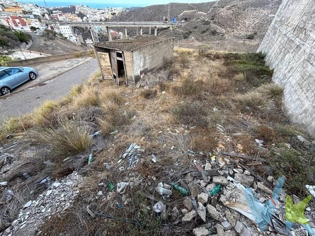 Se ofrece a la venta un excelente solar urbano situado en la zona de Tafira, en plena carretera de Lomo Blanco, una ubicación privilegiada por su tranquilidad, buen clima y proximidad inmediata a la Universidad de Las Palmas de Gran Canaria (ULPGC). Características Principales:. Clasificación: Suelo urbano consolidado (según normativa urbanística aportada). Edificabilidad permitida: Vivienda unifamiliar de dos plantas. Entorno: Zona residencial tranquila, con excelentes conexiones por carretera. Proximidad clave: A pocos minutos de la ULPGC – Campus de Tafira. Cercano a comercios, transporte público y todos los servicios básicos. Accesos: Situado directamente en la carretera principal de Lomo Blanco con acceso directo a la circunsalacion con direccion tanto sur como norte. M2 Catastrados: Según consulta descriptiva y gráfica de datos catastrales la parcela tiene una superficie de 171m2 (Se aporta ficha catastral). Entorno y Ventajas:. La zona de Tafira destaca por su clima suave durante todo el año, su ambiente familiar y su cercanía a zonas verdes. Además, la presencia de la universidad aporta dinamismo y seguridad al entorno. Ideal para…. Construir una vivienda amplia y moderna. Quienes buscan vivir en una zona tranquila, pero a pocos minutos de la ciudad. Familias, profesionales universitarios o inversores que deseen un proyecto residencial propio. Para más información no duden en solicitarla.
