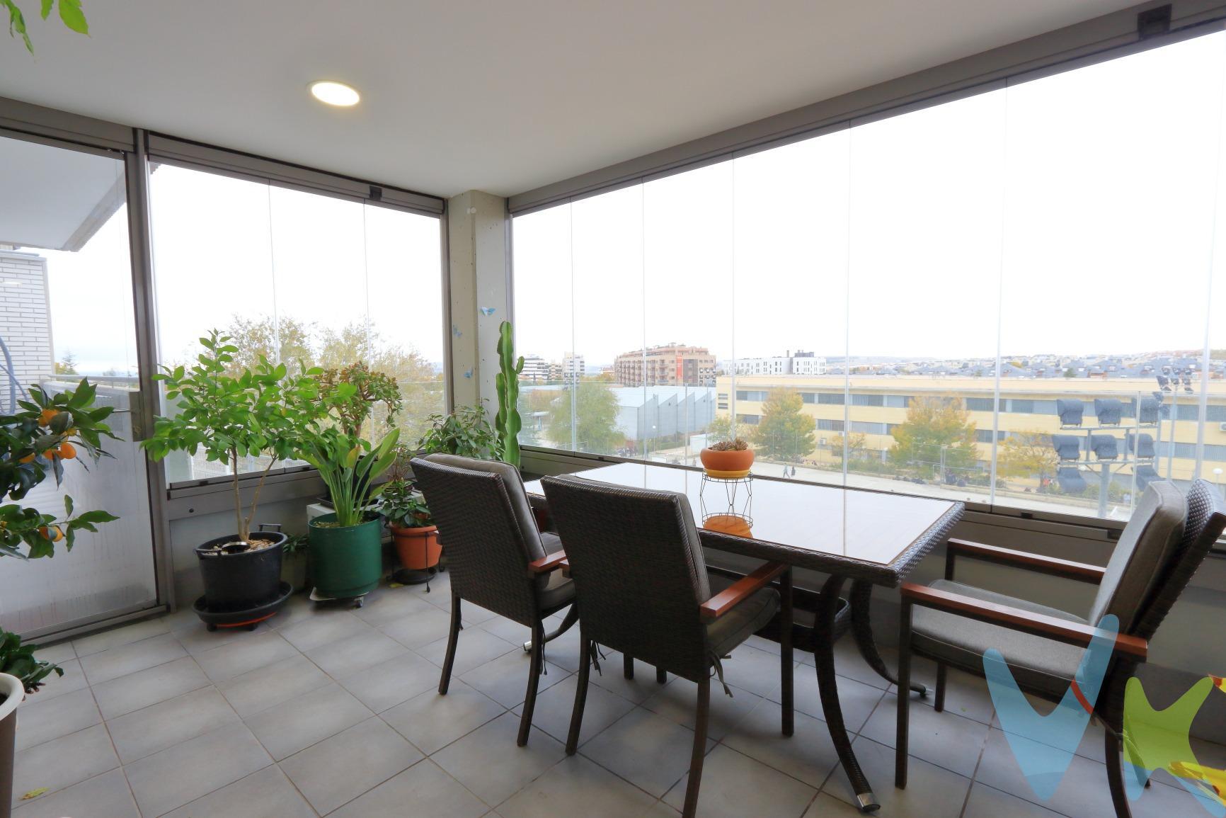 🏡 Espectacular vivienda con plaza de garaje y cuarto trastero, con una superficie total de 223 m2,  terraza de 45 m y 4 dormitorios dobles, en urbanización privada de reciente construcción (2022). Descubre una vivienda única por espacio, luz natural y calidad, ubicada en una de las zonas con mayor proyección, junto al futuro Parque Público de Rivas (2026), un proyecto paisajístico pionero en España. Una propiedad ideal para quienes buscan amplitud, confort, eficiencia energética (el edificio cuenta con paneles solares)  y una gran terraza perfecta para disfrutar durante todo el año. ✨ Características principales de la vivienda. Terraza con parte acristalada mediante cerramiento "Lumon" (garantía vigente). 4 Dormitorios dobles, uno de ellos en suite con vestidor. Salón amplio y luminoso con salida directa a la terraza, toldos motorizados con sensor de aire y noche. Cocina independiente,  equipada y con gran capacidad de almacenaje. 2 baños completos. 6 armarios empotrados. Plaza de garaje y trastero incluidos, además de zona de aparcamiento de bicicletas con plazas numeradas. Suelos de tarima de alta calidad con calefacción por suelo radiante, máximo confort térmico. Aire acondicionado canalizado e independiente por estancias. Puerta de seguridad. Orientación este-oeste, garantizando luz natural durante todo el día. 🌿 Urbanización privada con control de seguridad. Vive con la tranquilidad que ofrece una urbanización moderna, segura y con excelentes zonas comunes: con amplia piscina, parque de juegos infantiles, sala multiusos para la comunidad. . Este residencial es idóneo  para familias y quienes buscan un entorno residencial de calidad. Construida en 2022, ofrece todas las comodidades de un complejo premium y una ubicación estratégica junto a uno de los futuros espacios verdes más importantes del municipio. Información adicional:. * ⁠Metros construidos: según registro tiene una superficie total de 182,31 m2 /  (vivienda 136.80 m) + comunes  y terraza . * Metros catastrales: 223 m ( Vivienda 135 m, Aparcamiento 10 m, Almacén 5 m, y  Elementos comunes 73 m). * Metros útiles: 102 m aproximadamente. El precio publicado no incluye el mobiliario ni la decoración, ni los impuestos, ni los honorarios derivados del servicio de compra. El comprador asumirá, además del precio de compraventa, un coste adicional del 3 % del precio del inmueble en concepto de servicio de gestión, asesoramiento y acompañamiento en todo el proceso de compra; un 6 % correspondiente al Impuesto de Transmisiones Patrimoniales (ITP); los gastos de notaría, que supondrán aproximadamente entre un 0,2 % y un 0,5 % del valor de la vivienda; y los gastos de inscripción en el Registro de la Propiedad, estimados entre un 0,1 % y un 0,25 % del precio de compraventa.