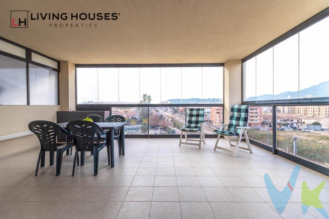  Presentamos un extraordinario apartamento en venta ubicado en la encantadora zona de la Playa Morro de Gos, en Oropesa del Mar-Orpesa. Este inmueble, con un diseño moderno y funcional, ofrece una confortable calidad de vida en un entorno idílico, perfecto tanto para disfrutar de los veranos a la orilla del mar como para residir durante todo el año. La propiedad se sitúa en el sexto piso de un edificio construido en 2009, garantizando estructuras recientes y bien conservadas.La vivienda cuenta con una superficie útil de 56 metros cuadrados que alberga amplios y luminosos espacios. Asimismo, dispone de 70 metros cuadrados construidos, aprovechados al máximo para brindar comodidad y estilo. Las dos habitaciones ofrecen un descanso tranquilo, gracias a su diseño pensado en el bienestar diario. Además, el inmueble cuenta con dos baños, uno de ellos en suite. El salón es acogedor, perfecto para relajarse o recibir visitas. La cocina, totalmente equipada, de estructura práctica, se integra perfectamente en el conjunto del hogar, facilitando una estancia cómoda para todos.Un elemento destacable es su acogedora terraza acristalada de 23 m2, ideal para disfrutar del clima mediterráneo con inmejorables vistas. Imagina comenzar el día desayunando al aire libre o terminarlo relajándote con una copa de vino bajo las estrellas. Además, esta vivienda incluye un trastero, proporcionando un espacio adicional para almacenaje, lo que siempre es un plus para mantener el orden y optimizar el espacio del piso.El edificio cuenta con un ascensor, facilitando el acceso a personas de todas las edades y garantizando así la mayor comodidad. A su vez, dispone de una plaza de garaje, ofreciendo seguridad y practicidad para el estacionamiento dentro de la misma estructura. Las  dos piscinas comunitarias son otro atractivo más de este hogar. Perfectas para refrescarse durante los calurosos días de verano, invita a disfrutar al máximo sin necesidad de abandonar la comodidad de tu residencia.En cuanto a las conexiones de transporte, la localización es inmejorable. La proximidad a la estación de tren y a las líneas de autobús asegura la facilidad de desplazarse por la zona o viajar a destinos más lejanos sin inconvenientes. La comunidad donde se sitúa este magnífico piso está preparada para brindar confort y servicios de calidad a sus residentes.Este apartamento reúne todas las características necesarias para convertirse en tu residencia ideal. La estratégica ubicación te permitirá disfrutar de la tranquilidad de vivir cerca del mar, con la ventaja de tener todos los servicios cercanos. El entorno ofrece un ambiente relajado, pero con la practicidad de una comunicación fluida con puntos de interés.Te invitamos a visitar este fabuloso inmueble y descubrir por ti mismo todo lo que ofrece. Vivir en un hogar así es un privilegio que merece ser experimentado. No dejes pasar esta oportunidad única de inversión y bienestar. Contáctanos para concertar una cita, estaremos encantados de acompañarte en un recorrido detallado para mostrarte cada rincón de esta vivienda, diseñada para aquellos que aprecian el buen gusto y la calidad de vida.--------------------------------------Agencia inmobiliaria en Oropesa del mar si quieres comprar o vender casas pisos o locales en la comunidad Valenciana con oficina en Oropesa del Mar, Castellón. Para mayor seguridad en la compraventa, todas nuestras viviendas poseen FICHA DE CERTIFICACIÓN DE INMUEBLES registrada por la Asociación de Inmobiliarias de la Comunidad Valenciana ASICVAL. Antes de comprar o de entregar las arras, pida el Certificado de la vivienda para estar seguro y tranquilo sobre la situación legal, urbanística y de cargas de la misma. Los impuestos, gastos de notaría y registro no están incluidos en el precio de venta. 