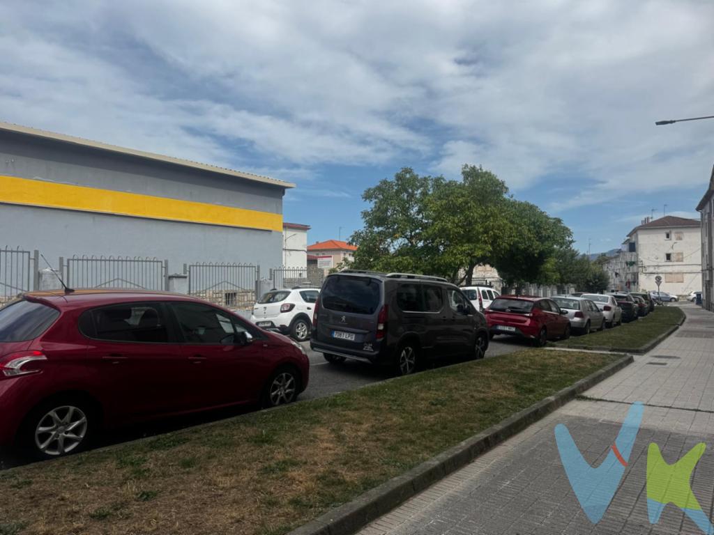 Te presentamos este piso de  3 habitaciones en Gijón, situado en la zona de Roces, una ubicación tranquila y residencial, con todos los servicios necesarios para el día a día y muy buenas comunicaciones.La vivienda cuenta con una cocina amplia, con espacio suficiente para disfrutarla cómodamente y con buena capacidad de almacenamiento. Dispone además de dos habitaciones, ofreciendo una distribución práctica tanto para una pareja como para una pequeña familia.El edificio no dispone de ascensor, pero el acceso a la vivienda es sencillo y cómodo.La zona destaca por su tranquilidad y por tener supermercados, comercios, colegios, transporte público y otros servicios a poca distancia. Además, cuenta con fácil conexión con las principales vías de entrada y salida de Gijón.Una vivienda práctica, bien situada y con posibilidades, ideal tanto para vivir como para invertir.Una buena oportunidad para quienes buscan una vivienda funcional en una zona consolidada de Gijón.El precio de venta no incluye impuestos, ni gastos de notaria y registro.