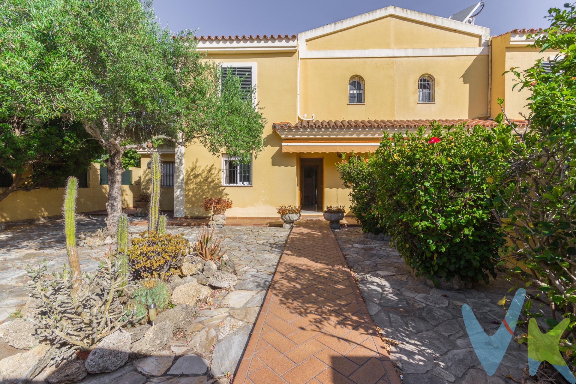 Tu nuevo hogar en El Puerto de Santa María te está esperando. Hay casas que se explican solas. Solo basta pasear frente a esta preciosa y tranquila unifamiliar para enamorarse de ella.. y de su entorno. Ubicada en una bonita parcela en esquina de unos 265 m², esta vivienda ofrece un encantador jardín con diversas plantas y pequeños árboles, un práctico trastero y, como joya principal, una piscina privada con cerramiento, perfecta para disfrutarla todo el año, incluso en invierno. La casa se distribuye en dos cómodas plantas:. 🔹 Planta baja:. Accedemos por un hall distribuidor que nos lleva a un amplio salón-comedor con salida directa al jardín trasero, una cocina independiente con acceso a la piscina y un baño completo con placa de ducha. 🔹 Primera planta:. Encontramos el dormitorio principal con armario empotrado, dos dormitorios individuales (uno también con armario empotrado) y un baño completo con bañera. Esta vivienda lo tiene todo: amplitud, luz, espacios exteriores, comodidad y una ubicación ideal para disfrutar en familia. 💬 No dejes que se te escape. Llámanos y te organizamos una visita encantados. ¡Tu nuevo hogar está más cerca de lo que imaginas!. "De acuerdo con lo prevenido en el Decreto 218/2005, de 11 de octubre, se informa al cliente que los gastos notariales, registrales,  .  L.T. P. , honorarios de intermediación, gastos financieros, y otros gastos inherentes a la compraventa no están incluidos en el precio. ".  .  Por mandato expreso del propietario, comercializamos este inmueble en exclusiva, lo que le garantiza el acceso a toda la información, a un servicio de calidad, un trato fácil, sencillo y sin interferencias de terceros. Por este motivo, se ruega no molestar al propietario, a los ocupantes de la propiedad o a los vecinos. Muchas gracias por su comprensión. Si usted es agente inmobiliario y tiene un cliente para este inmueble, llámenos: estaremos encantados de colaborar. 