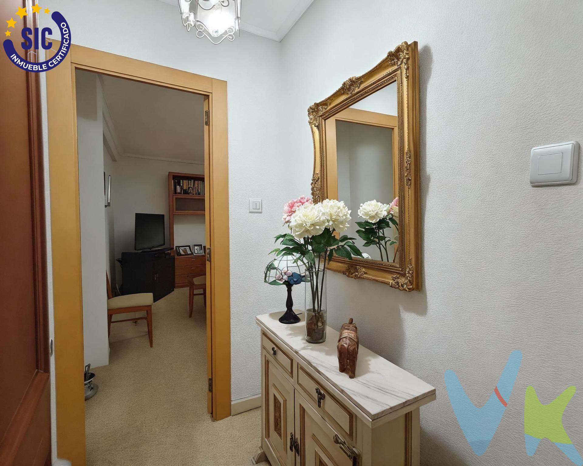 Piso céntrico en venta – Calle Retor, Valencia. A escasos metros del barrio de Ruzafa. Se trata de un piso de 78 metros cuadrados según catastro, luminoso y en una ubicación inmejorable. Situado en segunda planta sin ascensor, en una zona tranquila pero muy bien comunicada. Dispone de:. •	3 dormitorios, dos de ellos dobles y exteriores. •	Salón-comedor con aire acondicionado. •	Cocina independiente con galería. •	Baño completo. La vivienda se encuentra rodeada de todos los servicios: supermercados, colegios, farmacias, comercios y transporte público (metro, autobuses y carril bici). ✅ Perfecto para vivir o como inversión. 📍 A pocos minutos del centro histórico de Valencia. ¡No pierdas la oportunidad de visitarlo!. . ----. La oferta está sujeta a cambios de precio o retirada del mercado sin previo aviso. Este anuncio en su conjunto, incluyendo textos, fotos, imágenes o cualquier otro contenido del mismo, no es vinculante dado que la información es ofrecida por terceros y puede contener errores. Se muestra a título informativo y no contractual. El precio no incluye lo siguiente: Honorarios de agencia inmobiliaria, notaria y registro. 