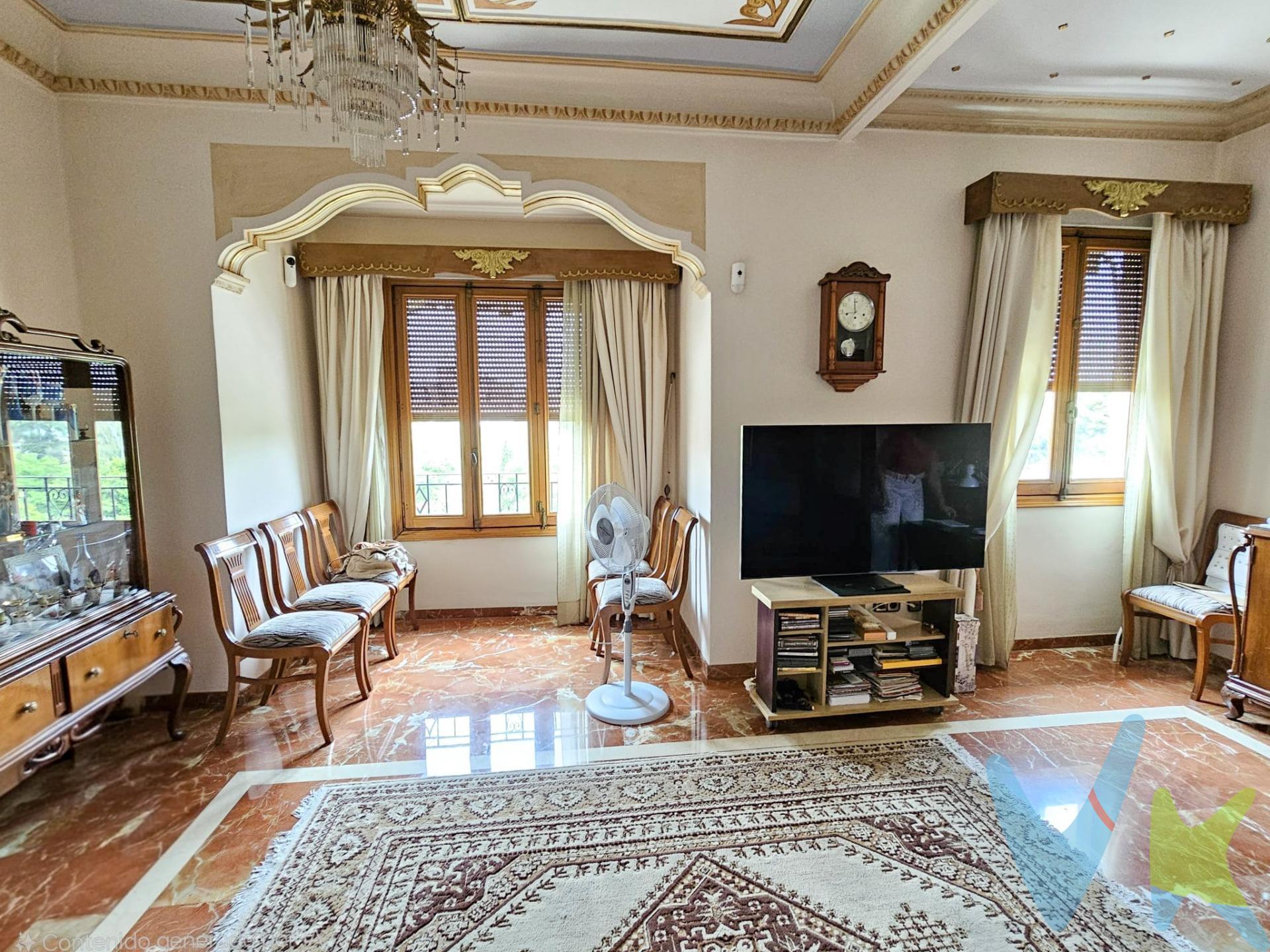 🏛️ Venta de Nuda Propiedad con Vistas al Parque del Oeste. ---> NO SE VENDE EL PISO, SE VENDE LA TITULARIDAD DE ÉSTE (VENTA DE NUDA PROPIEDAD), EL USUFRUCTO (DERECHO A USO Y DISFRUTE) SE MANTIENE PARA QUIEN HABITA LA VIVIENDA HASTA SU FALLECIMIENTO O IDA. Por eso el precio es inferior al precio actual de mercado. ---> Usufructo vitalicio a favor de dos hermanas de 79 y 86 años, lo que convierte esta operación en una inversión patrimonial a medio/largo plazo. Inversión estratégica en edificio protegido con encanto histórico. Presentamos esta exclusiva nuda propiedad en uno de los enclaves más funcionales y bien comunicados de la ciudad. Ubicado en un edificio protegido, perfectamente conservado y con acceso directo al ascensor desde la calle (sin escalones), este piso combina elegancia arquitectónica, luz natural abundante y vistas inigualables al emblemático Parque del Oeste, también conocido como el Parque del Avión. ✨ Características destacadas:. • 	Orientación suroeste, la más codiciada por su luminosidad y confort térmico. • 	Vistas despejadas al parque, un auténtico pulmón verde urbano. • 	Suelo de mármol en toda la vivienda, aportando distinción y frescura. • 	Techos altos, que amplifican la sensación de amplitud, decorados con lámparas elegantes. • 	Distribución optimizada: originalmente de 4 dormitorios, uno se ha integrado a la cocina para crear un acogedor comedor diario, práctico y agradable. • 	Dos baños completos, uno de ellos con bañera de hidromasaje, ideal para momentos de relax. • 	Ascensor accesible desde la entrada, sin barreras arquitectónicas. • 	Edificio protegido, de gran valor patrimonial, que aporta estabilidad y prestigio. • 	Solo dos vecinos por planta, en un edificio de siete plantas, lo que garantiza privacidad y tranquilidad. 📍 Sobre la ubicación:. Situado en Archiduque Carlos, una zona urbana consolidada, con excelente conectividad y todos los servicios a mano. Aunque el entorno es dinámico y activo, el piso destaca por su silencio interior y sus vistas despejadas al parque, ofreciendo un oasis de calma dentro del ritmo urbano. ----. La descripción del presente inmueble e imágenes tienen mero carácter informativo y en ningún caso carácter contractual, pudiendo ser modificados por la inmobiliaria comercializadora sin que ello implique responsabilidad alguna frente a terceros. En el precio de venta a público, esta propiedad NO incluye los gastos de adquisición (Notario, registro, gestión, honorarios, etc…).