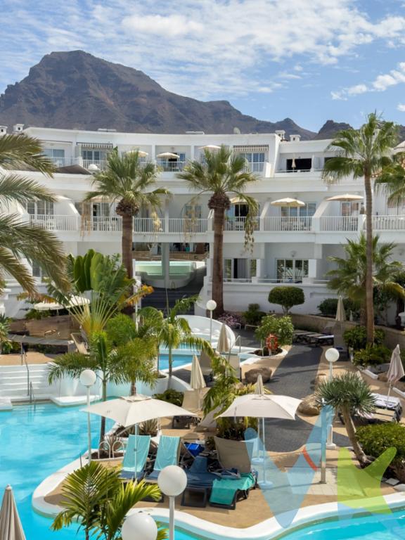. ¡Gran oportunidad de inversión en una de las zonas más privilegiadas de Tenerife! Este apartamento en complejo turístico de Fañabé, Adeje, ofrece 40 m² de superficie construida más una impresionante terraza de aproximadamente 9 m², perfecta para disfrutar del clima soleado y vistas al entorno. Situado en un exclusivo complejo que cuenta con piscina climatizada, gimnasio y zona de restauración, justo junto a la famosa playa de Fañabé, este inmueble es ideal para quienes buscan disfrutar del estilo de vida isleño o realizar explotación turística. Es importante tener en cuenta que, debido a su ubicación en suelo turístico, no está permitido su uso residencial permanente, sino solo para explotación turística en cumplimiento con la normativa vigente. Una oportunidad perfecta para inversores interesados en el sector turístico o para quienes desean tener un punto de referencia en una de las áreas más cotizadas de Tenerife. ¡No dudes en contactarnos para más información y concertar una visita!                                                                                                         Datos meramente informativos, sin valor contractual. Impuestos y gastos de transmisión no incluidos en el precio de venta. 
