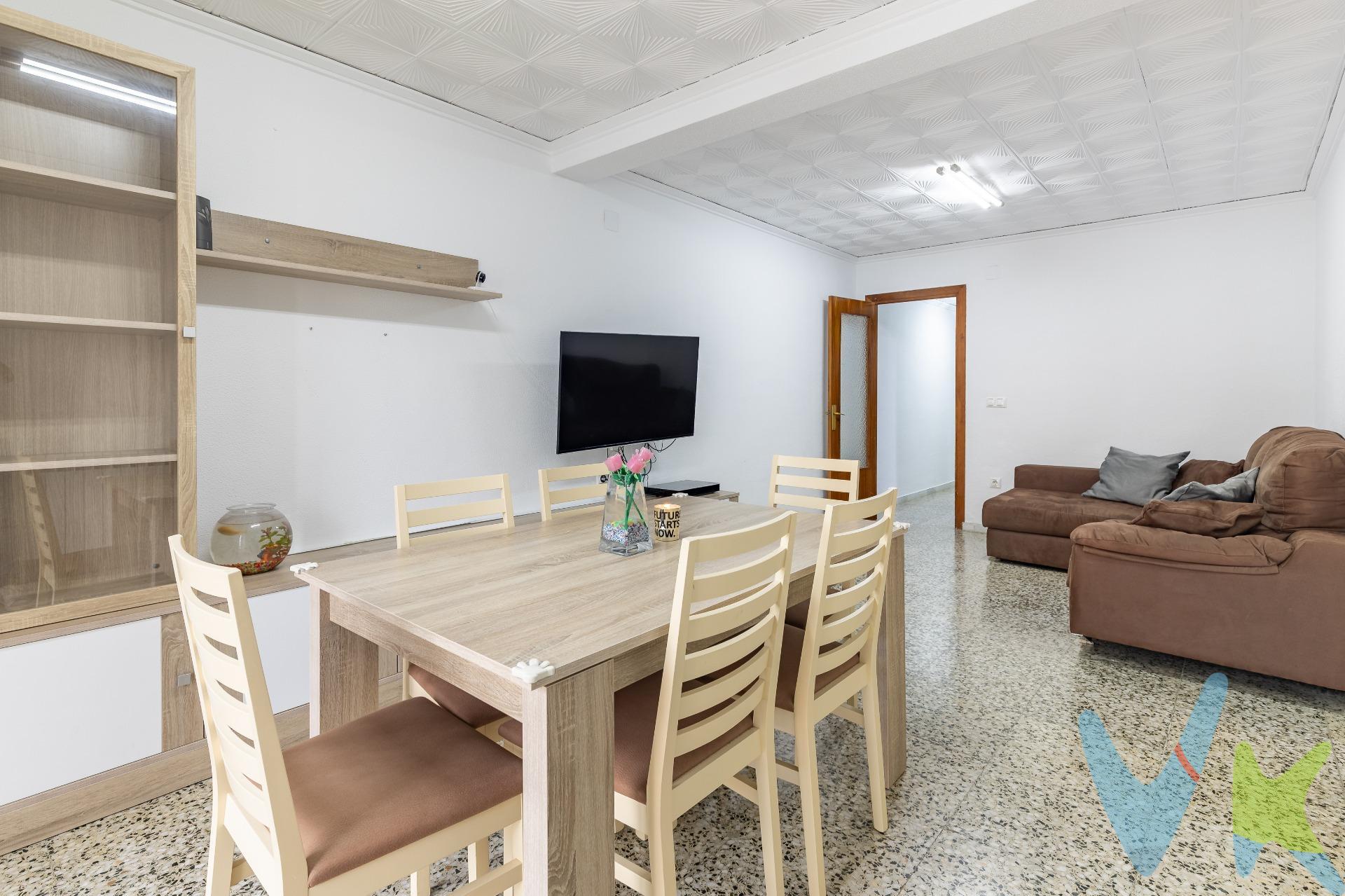 Espacioso, luminoso y semi-reformado: ¡vive con comodidad entre pueblo y naturaleza!. Te presentamos esta encantadora vivienda de 118 m² construidos, situada en una ubicación estratégica: al inicio del casco urbano, lo que te garantiza cercanía a todos los servicios del pueblo, pero también una conexión rápida con entornos naturales perfectos para pasear, desconectar o practicar deporte. Además, se encuentra a tan solo 75 kilómetros de la playa de Gandía, ideal para escapadas de fin de semana o vacaciones en la costa. El piso cuenta con una distribución muy funcional y espacios generosos: dos habitaciones dobles y una habitación simple, perfectas tanto para una familia como para quienes necesitan espacio extra para despacho, vestidor o invitados. Dispone además de un baño completo y un aseo adicional, lo que aporta un plus de comodidad en el día a día. La cocina independiente es amplia y práctica, equipada con galería, lavandería y una despensa, ideal para quienes valoran el orden y la organización. El salón-comedor, muy luminoso, tiene salida directa a un balcón que aporta ventilación natural y un rincón perfecto para relajarse al aire libre. La vivienda se encuentra semi-reformada, con mejoras destacadas como las ventanas Climalit que aíslan del ruido y de las temperaturas exteriores, termo eléctrico con descalcificador, aire acondicionado para los meses más calurosos, y puertas interiores de cerezo, algunas de ellas correderas, que optimizan el espacio. Es un piso ideal para quienes buscan un hogar acogedor, con muchas prestaciones, en un entorno tranquilo y bien comunicado, pero con margen para adaptarlo a su gusto personal. Perfecto tanto como residencia habitual como para quienes buscan una segunda vivienda cerca de la naturaleza sin renunciar a las comodidades urbanas. La finca tiene un hueco para poder construir en un futuro un ascensor. Una oportunidad única para vivir en un entorno tranquilo, con todas las comodidades, y posibilidad de ampliar tu espacio con una inversión versátil. ¡No dejes pasar esta oportunidad y ven a visitarlo sin compromiso!. Por expreso deseo de los propietarios, esta vivienda se comercializa en EXCLUSIVA, por lo que le garantiza un trato fácil, cómodo y sin interferencias. Rogamos no molesten a sus ocupantes, propietarios o vecinos. Si usted es un profesional inmobiliario, no dude en llamarnos, estaremos encantados de colaborar en la venta de este inmueble.  . *Honorarios de agencia, gestoría, notaría, registro e impuestos no incluidos. Anuncio no vinculante, puede contener errores.*. 
