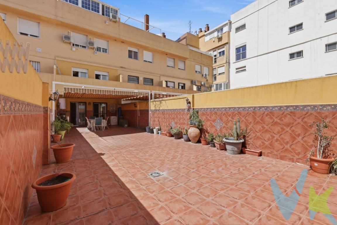 Vivienda dúplex con espectacular TERRAZA 90mts² !!!  balcón, garaje y trastero. Ubicada en zona tranquila de Aldaia. Hay viviendas que destacan por sus metros y otras que enamoran por cómo se viven. Esta propiedad reúne ambas cualidades en un hogar pensado para disfrutar de la amplitud, la comodidad y la vida al aire libre sin renunciar a todos los servicios de una zona urbana consolidada.Te presentamos este magnífico dúplex de aproximadamente 110 m² construidos, distribuido en dos plantas y diseñado para ofrecer espacios cómodos, luminosos y funcionales para toda la familia.Desde el primer momento, la vivienda transmite sensación de hogar gracias a su excelente distribución y a la gran entrada de luz natural en prácticamente todas sus estancias. La planta principal alberga un amplio salón-comedor, ideal para crear diferentes ambientes y disfrutar de reuniones familiares o momentos de descanso. Desde aquí se accede a un agradable balcón que aporta ventilación y luminosidad.La cocina independiente ofrece un espacio cómodo y práctico para el día a día, perfectamente conectada con el resto de la vivienda. En esta misma planta también encontramos un dormitorio y un baño completo, una distribución muy cómoda tanto para familias como para quienes buscan evitar barreras o disponer de un espacio polivalente para despacho, habitación de invitados o zona de trabajo.En la planta superior se ubica la zona de descanso principal, compuesta por dos dormitorios amplios y luminosos, además de un segundo baño completo. Los dormitorios cuentan con armarios empotrados y salida a balcón, creando espacios acogedores y muy agradables.Sin duda, el verdadero protagonista de esta vivienda es su impresionante patio privado de aproximadamente 46 m². Un espacio exterior perfecto para disfrutar durante todo el año: comidas familiares, celebraciones, zona chill out, juegos infantiles, mascotas o simplemente relajarse al aire libre con total privacidad.Además, la vivienda dispone de una fantástica zona cubierta de aproximadamente 35 m² que amplía enormemente las posibilidades del inmueble y permite aprovechar este espacio exterior incluso en los meses más cálidos o en días de lluvia.La propiedad se encuentra en muy buen estado de conservación, lista para entrar a vivir, con acabados cuidados y una estética acogedora. La finca dispone de ascensor y la vivienda incluye plaza de garaje y trastero, aportando un extra de comodidad y almacenamiento muy valorado actualmente.Ubicada en una zona tranquila y consolidada, rodeada de todos los servicios necesarios para el día a día: supermercados, centros educativos, parques, comercios, cafeterías, transporte público y rápidos accesos a las principales vías de comunicación.Una vivienda diferente, con enormes posibilidades y espacios exteriores únicos, ideal para quienes buscan amplitud, confort y calidad de vida. Características principales110 m² construidos3 dormitorios2 baños completosAmplio salón-comedorCocina independienteTERRAZA DE 90MTS²BalcónArmarios empotradosAscensorPlaza de garaje incluidaTrasteroVivienda luminosaBuen estado de conservación  Condiciones económicas y legalesPVP: [289.900]Gastos e impuestos no incluidos en el precio. La compra conlleva impuestos y gastos de formalización para el comprador.En las segundas o ulteriores transmisiones, el Impuesto de Transmisiones Patrimoniales (ITP) se liquidará conforme a la normativa vigente de la Comunitat Valenciana. Con carácter general, el tipo aplicable es del 10%, sin perjuicio de la aplicación de tipos reducidos del 8%, 6%, 4% ó 3% cuando concurran los requisitos legalmente establecidos para ello.La compraventa se realizará con gastos según ley, por lo que los gastos de notaría y registro de la propiedad serán asumidos conforme a lo dispuesto en la normativa aplicable. A título orientativo, dichos gastos, según aranceles oficiales, pueden situarse aproximadamente entre 400  y 800 , dependiendo del precio final y de las circunstancias de la operación.Honorarios de intermediación inmobiliaria no incluidos en el precio: 4 % más IVA sobre el precio final de venta.Se informa al consumidor que la agencia actúa como intermediaria inmobiliaria en la operación, estando cualquier eventual compraventa y sus condiciones sujeta a la aceptación expresa del propietario o vendedor y a la posterior formalización del correspondiente contrato de arras.El consumidor tiene, conforme a la normativa vigente, a su disposición información y documentación adicional relativa al inmueble, pudiendo consultarla en la agencia inmobiliaria.La información contenida en este anuncio tiene carácter meramente informativo y no contractual, pudiendo estar sujeta a errores u omisiones involuntarias.