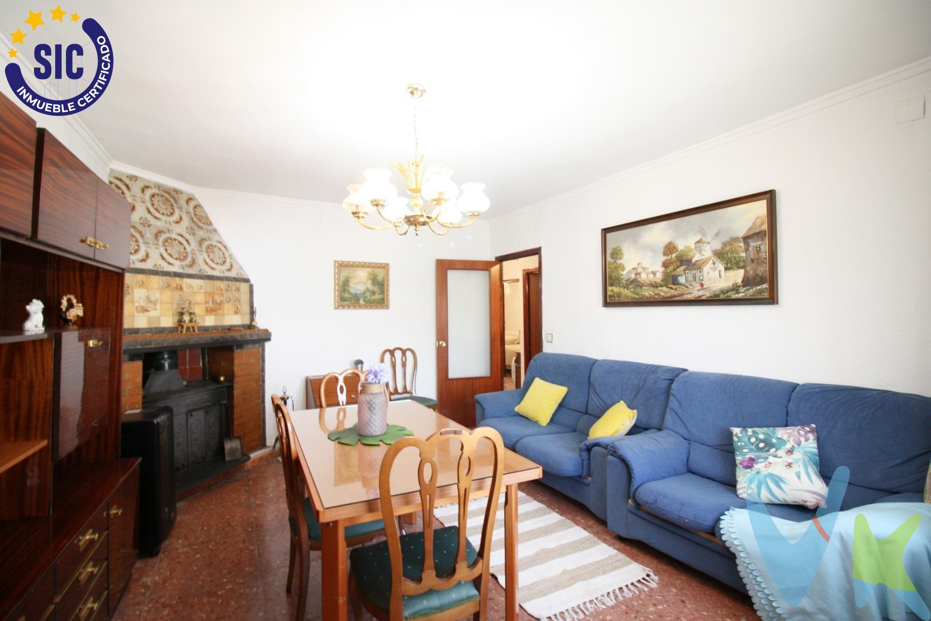 Presentamos una oportunidad única en el centro de Talayuelas, en plena comarca de Castilla-La Mancha. Esta vivienda, con 194 m² construidos (90 m² útiles), ofrece un espacio amplio, práctico y listo para adaptarse a las necesidades de una familia. La propiedad se distribuye en cuatro habitaciones, perfectas para destinarlas a dormitorios, despacho o zonas de ocio según convenga. El comedor con chimenea aporta calidez y se convierte en el punto central de la vivienda, ideal para reuniones y momentos en familia. La cocina, funcional y bien distribuida, proporciona espacio suficiente para cocinar y almacenar con comodidad. Gracias a su orientación oeste, la vivienda disfruta de buena luz natural durante gran parte del día. Además, incluye parking privado y trastero, dos elementos que añaden valor y comodidad a la vida diaria. En conjunto, una casa amplia, luminosa y bien ubicada en un entorno tranquilo, perfecta tanto como vivienda habitual como para estancias de descanso y desconexión. Entra en nuestro tour virtual y disfruta de su recorrido: https://my.matterport.com/show/?m=baq563XWDhs.  INFORMACIÓN LEGAL AL CONSUMIDOR:. El precio indicado no incluye impuestos ni gastos derivados de la compraventa. Gastos a cargo del comprador:. • Impuesto de Transmisiones Patrimoniales (ITP): En segundas transmisiones, el tipo general vigente en la Comunitat Valenciana es del 10% sobre la base imponible, que será el mayor valor entre el precio de compraventa, el valor declarado o el valor de referencia catastral, pudiendo aplicarse tipos reducidos según las circunstancias del comprador. • Honorarios de intermediación inmobiliaria: 4% del precio final de venta con un mínimo de 4000€ + IVA (21%), a cargo del comprador. No incluidos en el precio de venta. • Notaría y Registro de la Propiedad: Los aranceles son oficiales y variables en función del precio y características de la operación. A título orientativo, entre 600 € y 1.000 €. Los gastos se distribuirán conforme a la normativa vigente, salvo pacto en contrario. Las condiciones pueden variar en función de las circunstancias personales y del régimen fiscal aplicable. Otros gastos:. • Gastos de financiación: Tasación, comisiones y condiciones bancarias según la entidad elegida por el comprador. • Gestoría: Servicio opcional, con costes variables en función del proveedor. • Podrán existir otros gastos inherentes a la formalización de la compraventa que correspondan al comprador según normativa vigente. El vendedor asumirá los gastos que legalmente le correspondan, salvo pacto en contrario. El inmueble no se encuentra sujeto, a fecha de publicación, a limitaciones de precio derivadas de normativa de zonas de mercado residencial tensionado. Se facilitará al cliente información detallada y personalizada de todos los costes asociados a la operación, así como la documentación relativa al inmueble, disponible en la sede física de la agencia - Av. Blasco Ibáñez 5 Bajo, 46970, Alaquàs (Valencia) y/o en el medio electrónico habilitado – www.inmueblesvalencianos.net. La agencia actúa exclusivamente como intermediaria en la operación. Cualquier compraventa queda sujeta a la aceptación expresa del vendedor y a la formalización del correspondiente contrato. El presente anuncio tiene carácter meramente informativo y no contractual, pudiendo estar sujeto a errores, cambios o actualizaciones.  . La venta de esta vivienda se gestiona mediante contrato de EXCLUSIVA COMPARTIDA por lo que se trabaja con cerca de 400 Inmobiliarias. . . . . 