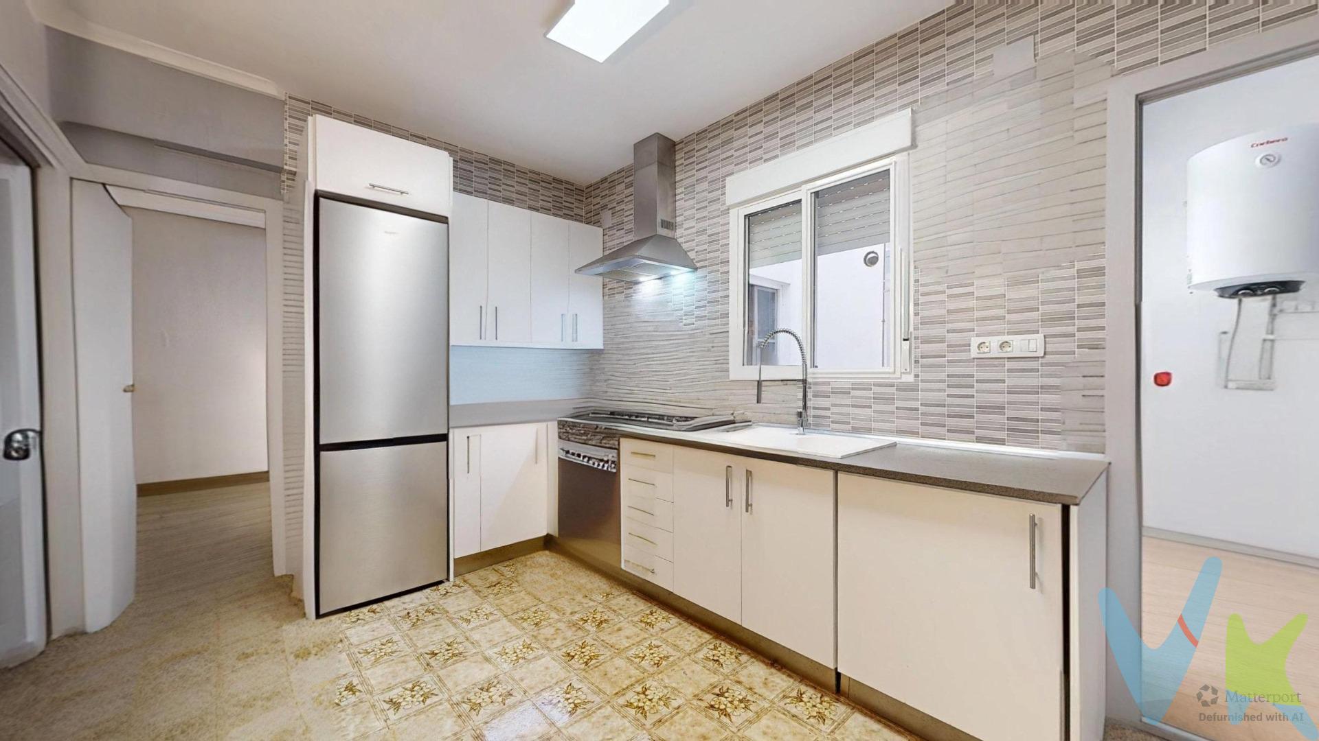🏡 ¡TU NUEVO HOGAR EN CASTELLÓN DE LA PLANA! – LISTO PARA ENTRAR A VIVIR. ✨ ¡Oportunidad única! Piso amplio, luminoso y con una distribución ideal para disfrutar en familia o con total comodidad. Ubicado en una zona tranquila y bien comunicada de Castellón de la Plana, este tercer piso por escalera te ofrece todo lo que necesitás para entrar a vivir sin preocuparte por reformas ni complicaciones. 🛏️ Distribución perfecta para tu día a día:. 2 habitaciones dobles con excelente luz natural. 2 habitaciones simples, ideales como dormitorios extra, oficina o sala de juegos. 1 baño completo en muy buen estado. Lavadero independiente. Cocina comedor práctica y funcional. Living cómodo, con buen espacio para compartir en familia. 🚗 Incluye plaza de garaje en subsuelo de la plaza. 📦 Trastero en planta baja, amplio y de fácil acceso. ✅ Piso bien cuidado, listo para entrar a vivir. ✅ Comunidad tranquila, ambiente familiar y todos los servicios cerca: colegios, comercios, transporte y zonas verdes. 💬 No dejes pasar esta oportunidad de mudarte a un lugar donde te sentirás en casa desde el primer día. 📞 Contactanos para más info o agendar na visita. ¡Te va a encantar!. No incluyen honorarios  inmobiliarios
