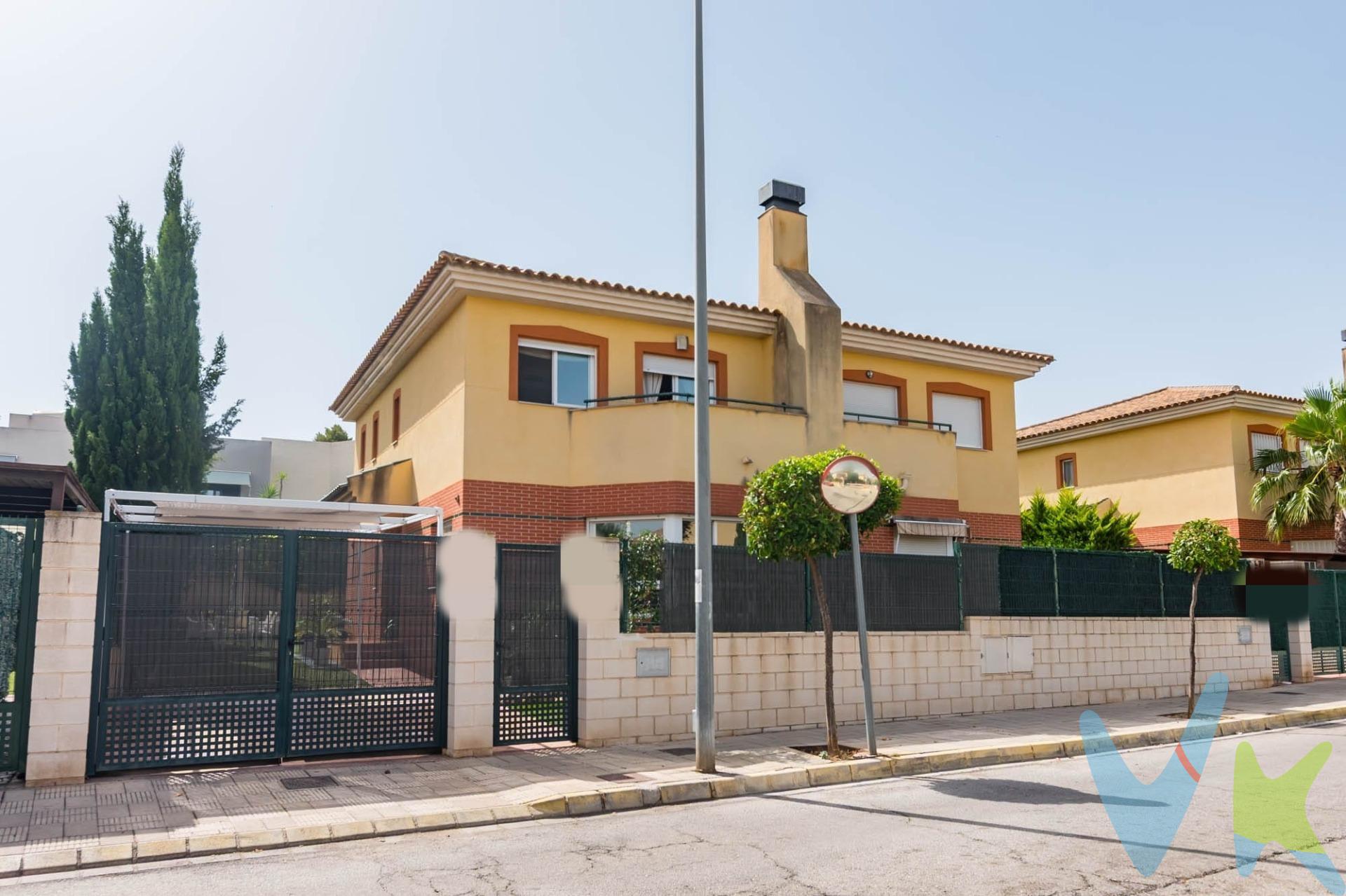 Crea el hogar que siempre has soñado en Altorreal. En un exclusivo residencial de la urbanización, encontrarás esta vivienda que te enamorará por su diseño funcional y luminosidad. Distribuida en dos plantas, cuenta con un dormitorio en planta baja junto a un amplio salón equipado con chimenea, perfecto para relajarte al final del día. La cocina espaciosa ofrece acceso directo a una lavandería independiente y al jardín privado donde disfrutarás de momentos inolvidables al aire libre. En la planta superior se ubica la zona de descanso compuesta por tres dormitorios; el principal destaca gracias a su baño privado, terraza privada y vestidor integrado. Además, hay otro baño completo compartido para mayor comodidad familiar o entre amigos. La propiedad no solo garantiza confort interior sino también exterior: las zonas ajardinadas son ideales para esas veladas veraniegas o comidas primaverales rodeado de tus seres queridos.En cuanto a climatización , dispone de aire acondicionado centralizado así como calefacción central tanto arriba como abajo garantizando bienestar durante todo el año . El residencial está diseñado pensando tu seguridad e incluye dos hermosas piscinas comunitarias donde podrás refrescarte mientras disfrutas gratos momentos junto los más pequeños.Cercano Murcia permite acceder fácilmente servicios básicos sin sacrificar tranquilidad ni exclusividad. Comercialización en multidifusión. Por mandato expreso del propietario, este inmueble se comercializa en multiexclusiva, lo que garantiza un acceso completo a la información, un servicio profesional y una gestión ordenada, sin interferencias de terceros. Si eres agente inmobiliario y tienes un cliente interesado, estaremos encantados de colaborar. Contáctanos sin compromiso. 🤝 Una compra tranquila y bien acompañada. Al contactar directamente con nosotros, evitarás molestias innecesarias a la propiedad. Nos encargamos de toda la intermediación, facilitándote la documentación, la información necesaria y un trato cercano, claro y sin complicaciones. Te informaremos con total transparencia de todos los aspectos de la compra, incluidos gastos y honorarios de agencia para que tomes decisiones con calma y seguridad. Nuestra forma de trabajar se basa en algo muy sencillo:. Calma → la tranquilidad de comprar tu vivienda con acompañamiento profesional en todo el proceso con nosotros. ℹ️ Información legal. La descripción del inmueble y las imágenes publicadas tienen carácter meramente informativo y no contractual. El precio ha sido fijado por la propiedad y podría sufrir variaciones hasta su formalización en contrato de compraventa. 💰 Gastos de la compra. •	Impuestos (ITP). o	Con bonificación: 3 %. o	Sin bonificación: 7,75 %. •	Notaría y Registro: aprox. 1.500 €. •	Honorarios de agencia: 3 % + IVA, con un mínimo de 3.000 € + IVA. (No incluidos en el precio de venta). 