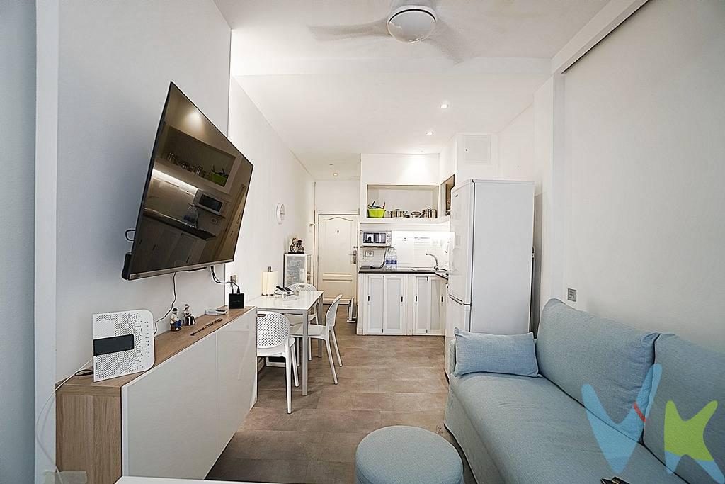 ¡Precio Revisado! Excelente oportunidad. Acogedor estudio de 25 m² construidos y 23 m² útiles, situado en una ubicación privilegiada, a tan solo 100 metros de la Playa de Las Canteras. La vivienda es interior, diáfana y sin dormitorio independiente, con una distribución práctica y funcional que incluye zona de estar y descanso, cocina equipada y baño completo. Se encuentra en excelente estado de conservación, lista para entrar a vivir y cuenta con una agradable luminosidad. Su ubicación, a pocos pasos del mar y rodeada de todos los servicios, restaurantes, comercios y transporte, convierte esta propiedad en una excelente oportunidad para inversores, por el atractivo de la zona y la demanda de alojamiento y alquiler. Ideal también como segunda residencia o pequeño refugio junto al mar. Una oportunidad de inversión en una de las zonas más demandadas de Las Palmas de Gran Canaria.